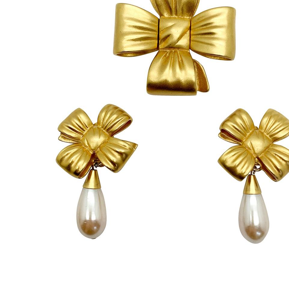 A stunning vintage Elizabeth Arden brooch and earrings from the glorious days of the 1980s. Bold design is up front and centre here with divine three-dimensional stylised bow motifs. The luxurious brushed gold a perfect contrast with large, opulent