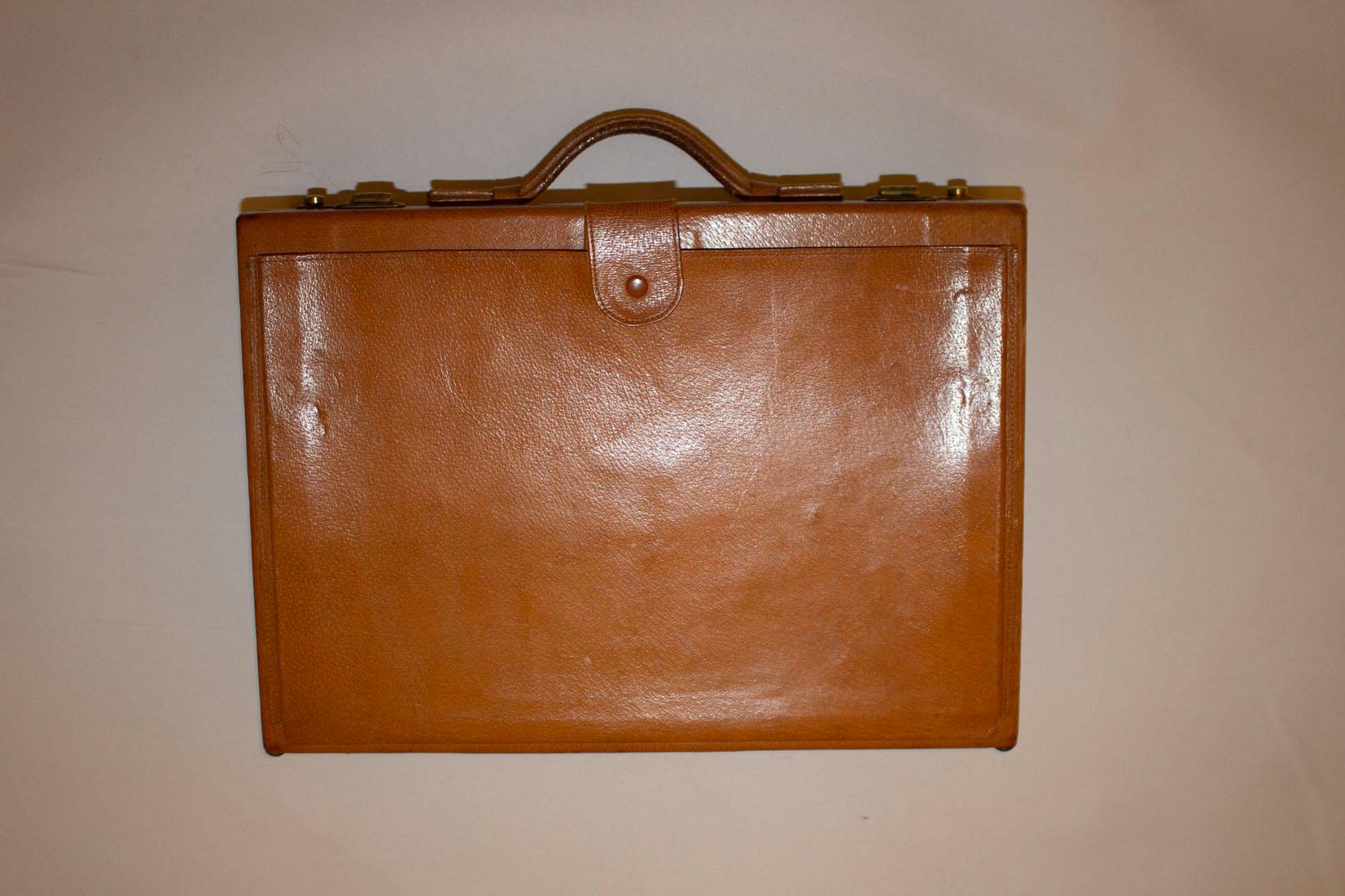 Brown Vintage Elizabeth Arden Leather Beauty Case. For Sale