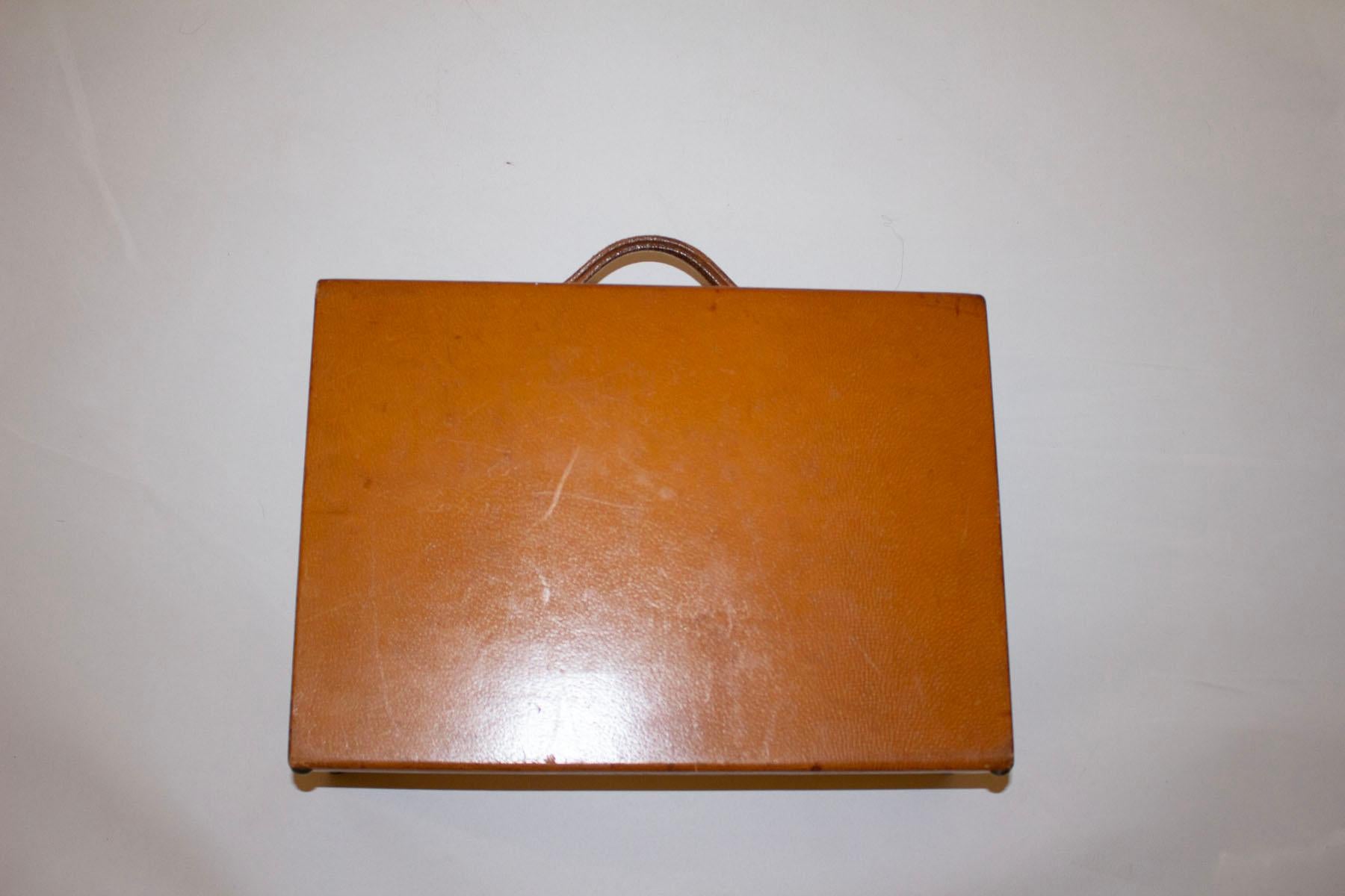 Women's or Men's Vintage Elizabeth Arden Leather Beauty Case. For Sale