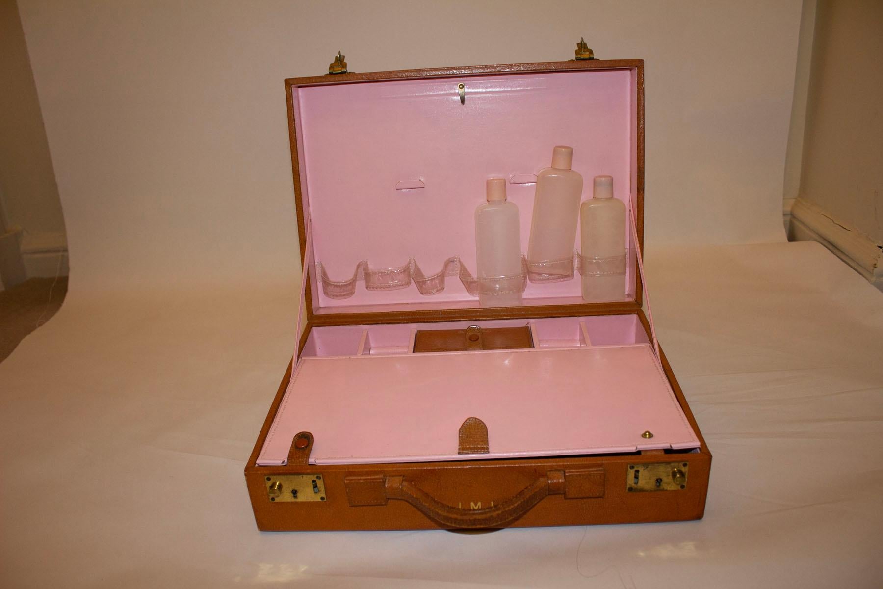 Vintage Elizabeth Arden Leather Beauty Case. For Sale 2