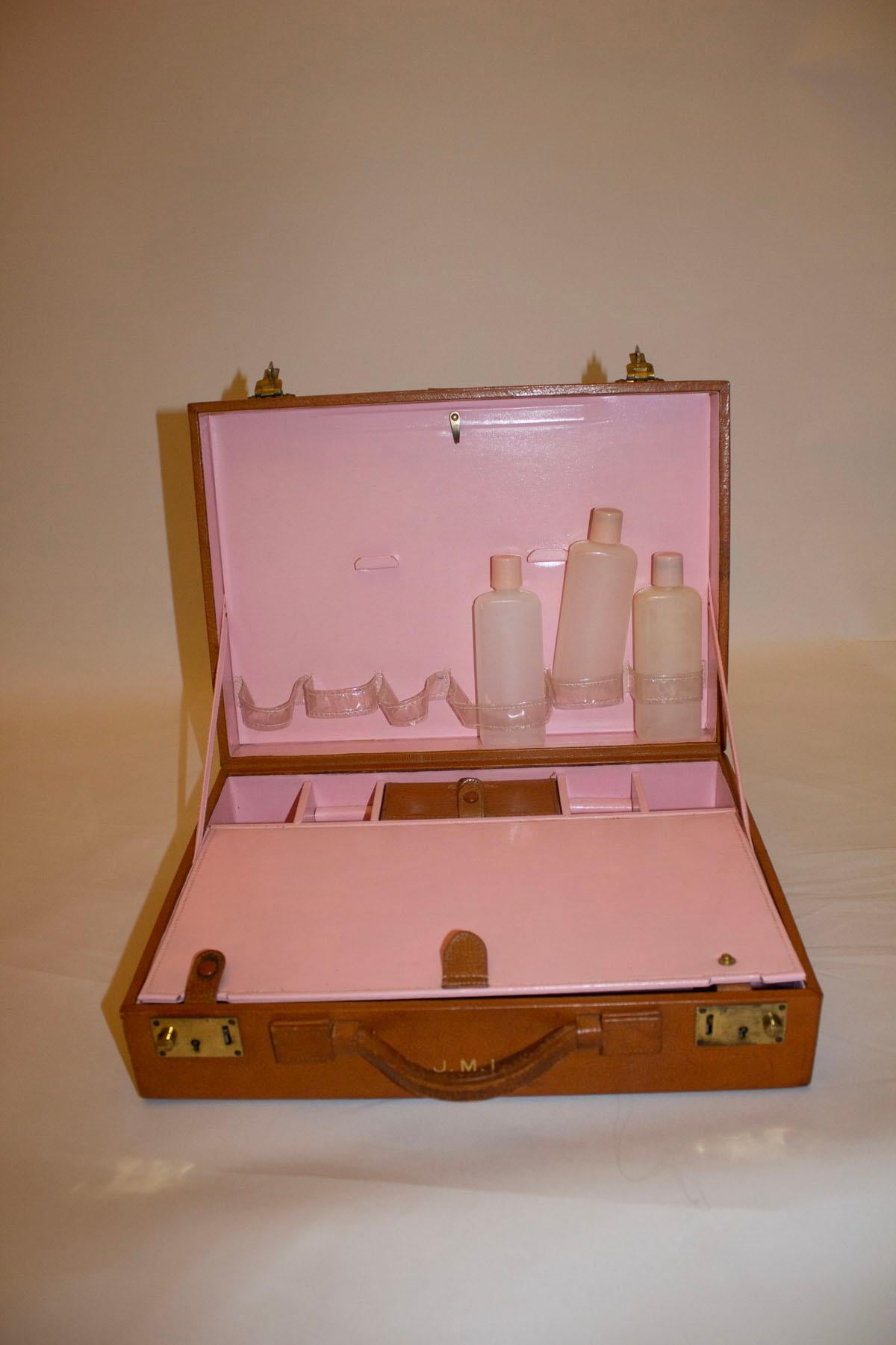 Vintage Elizabeth Arden Leather Beauty Case. For Sale 3