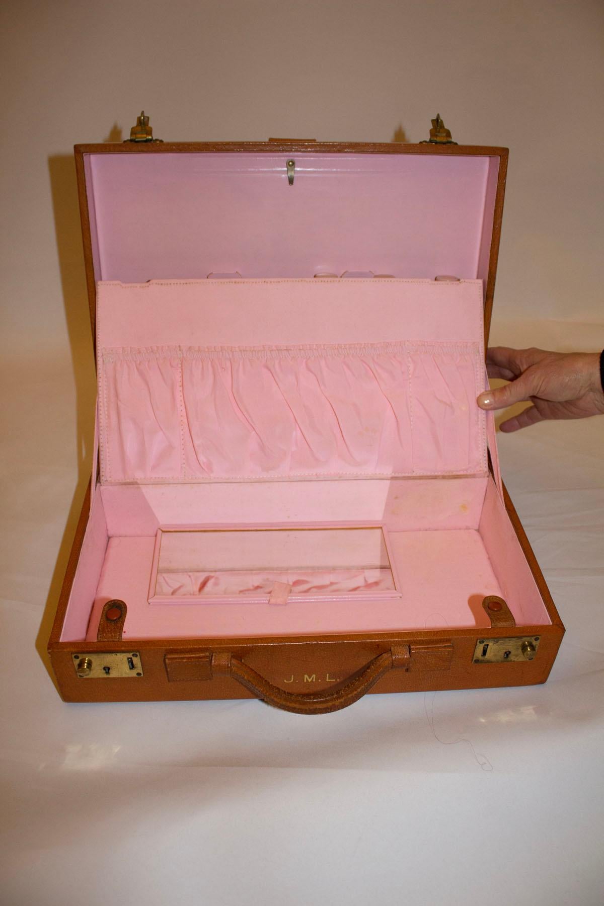Vintage Elizabeth Arden Leather Beauty Case. For Sale 4