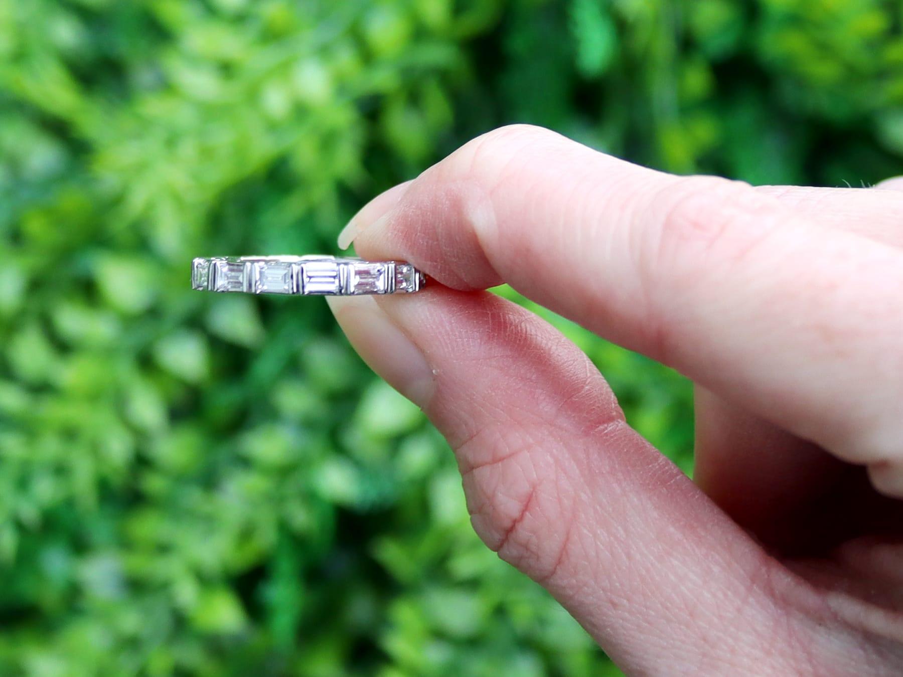 Ein feiner und beeindruckender Vintage Baguetteschliff 0,90 Karat Diamant und Platin voller Ewigkeit Ring; Teil unserer vielfältigen Vintage-Diamant-Schmuck-Kollektionen.

Dieser schöne und beeindruckende Vintage-Ewigkeitsring ist aus Platin