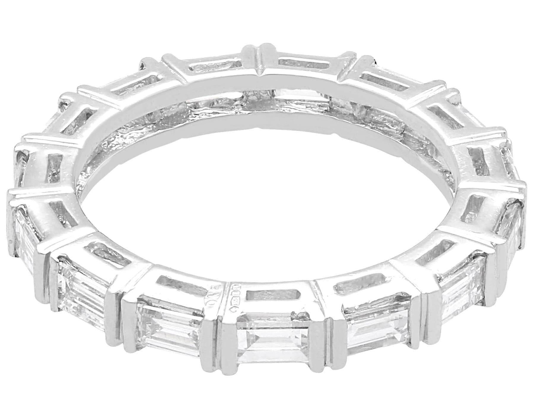 Vintage Elizabeth II 0.90Ct Diamant und Platin Full Eternity Ring 1958 (Baguetteschliff) im Angebot