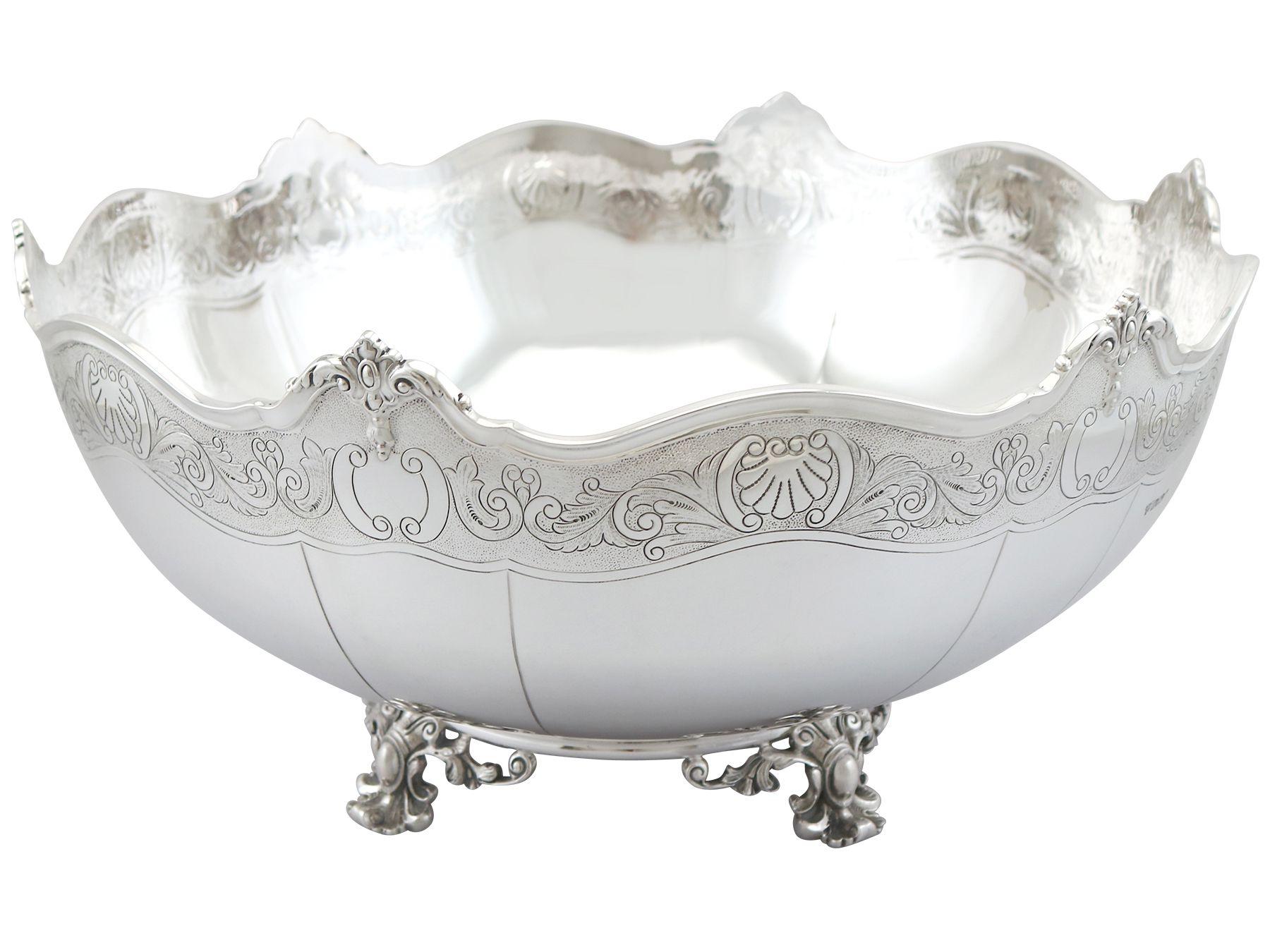 A magnificent, fine and impressive, large vintage English sterling silver presentation bowl; an addition to our vintage silverware collection

This magnificent vintage silver bowl has a circular rounded form.

The incurved panelled body of this