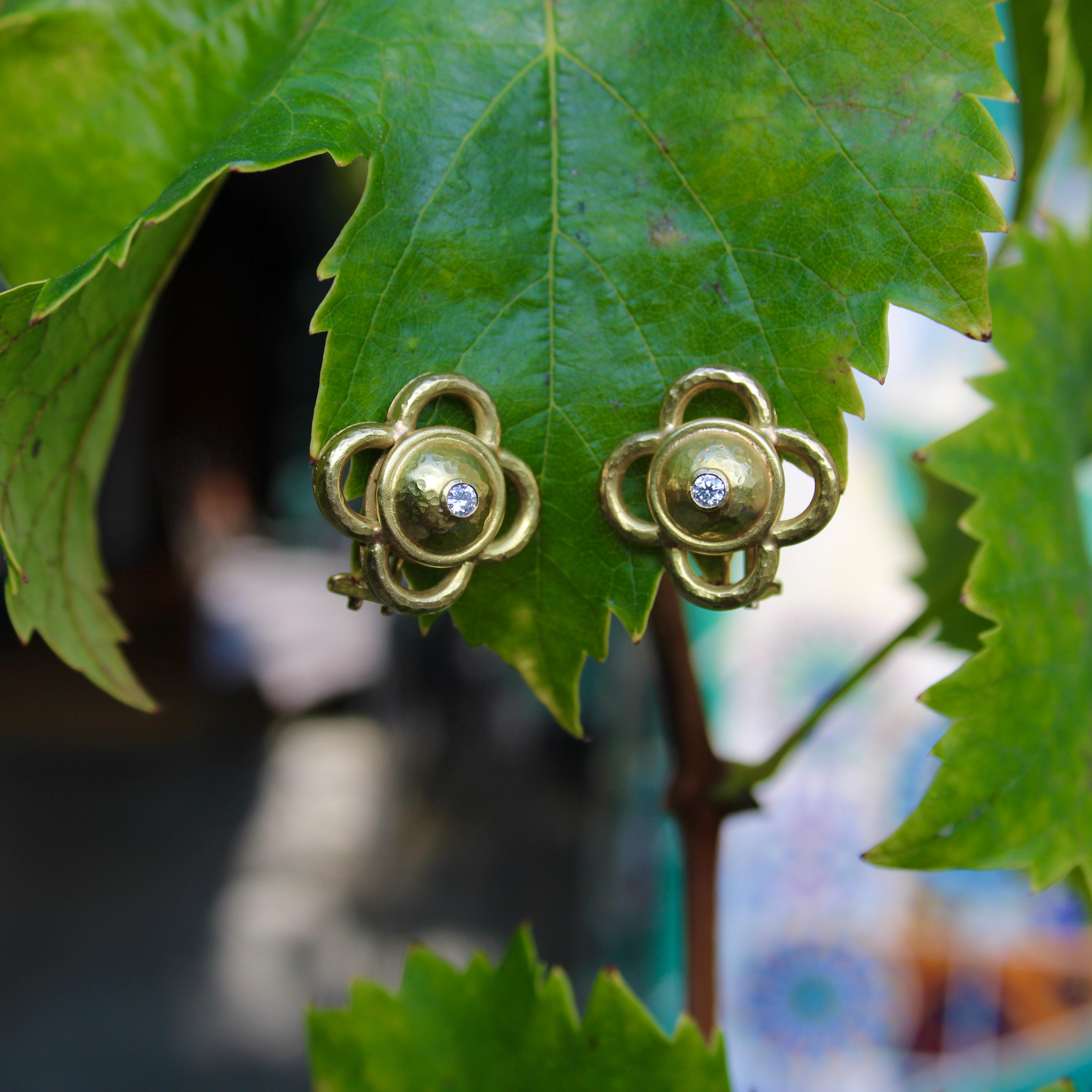 Orecchini d'epoca Elizabeth Locke a forma di quadrifoglio in oro 18 carati e diamanti in vendita 2