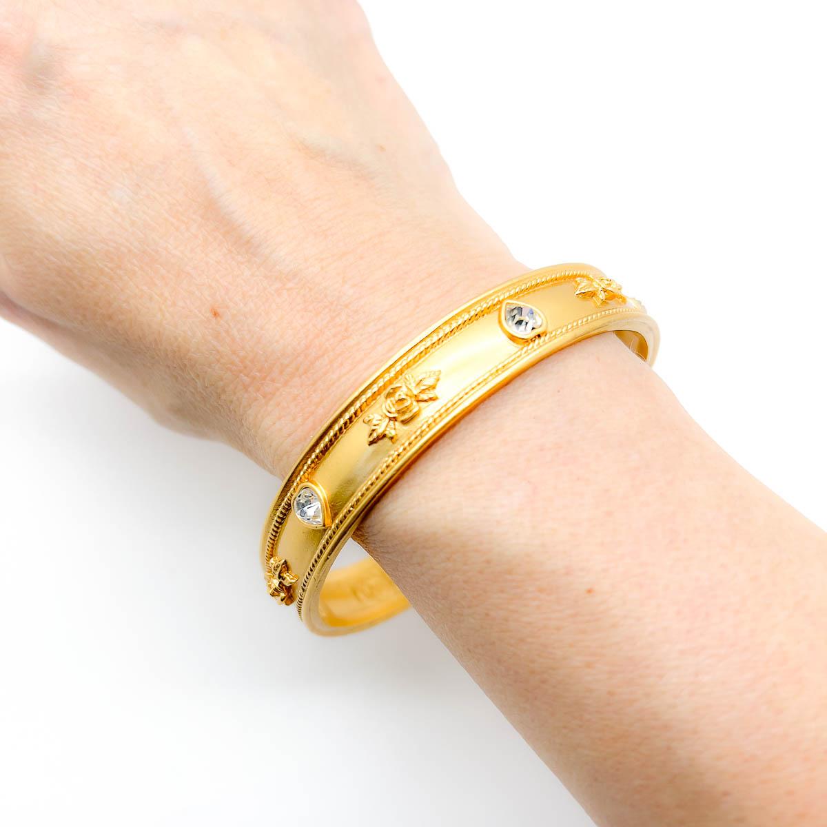 Eine Vintage Elizabeth Taylor Armspange. Ein atemberaubendes Design aus gebürstetem, vergoldetem Metall, besetzt mit Kristallen in Herzform. Entworfen, um hoch oben am Arm getragen zu werden. Zweifellos wurde das Design von Elizabeth Taylors