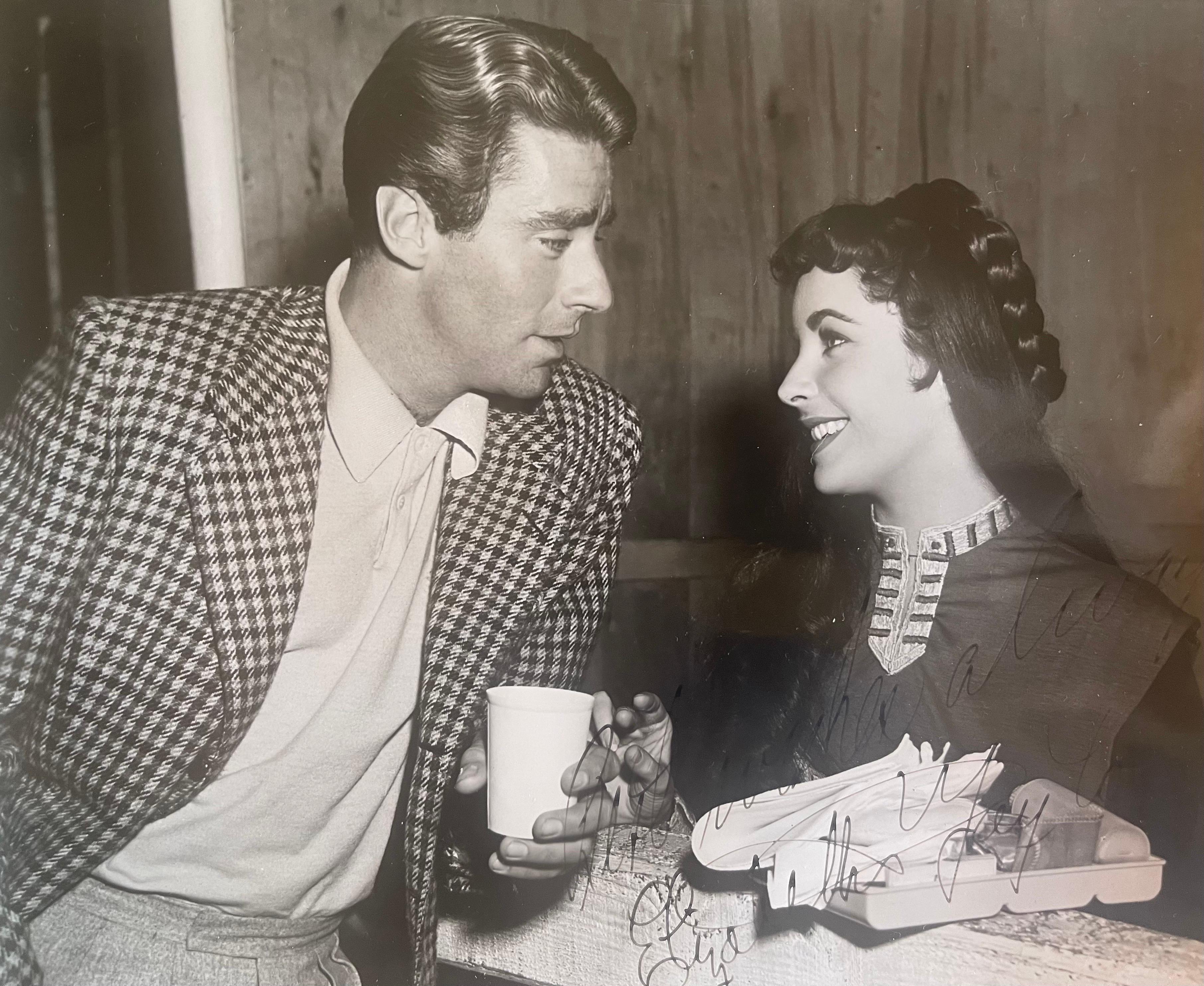Ein sehr seltenes, signiertes Foto von Elizabeth Taylor mit dem Schauspieler Peter Lawford, ca. 1952. Das Foto wurde aufgenommen, als Lawford Taylor bei den Dreharbeiten zu ihrem Film 