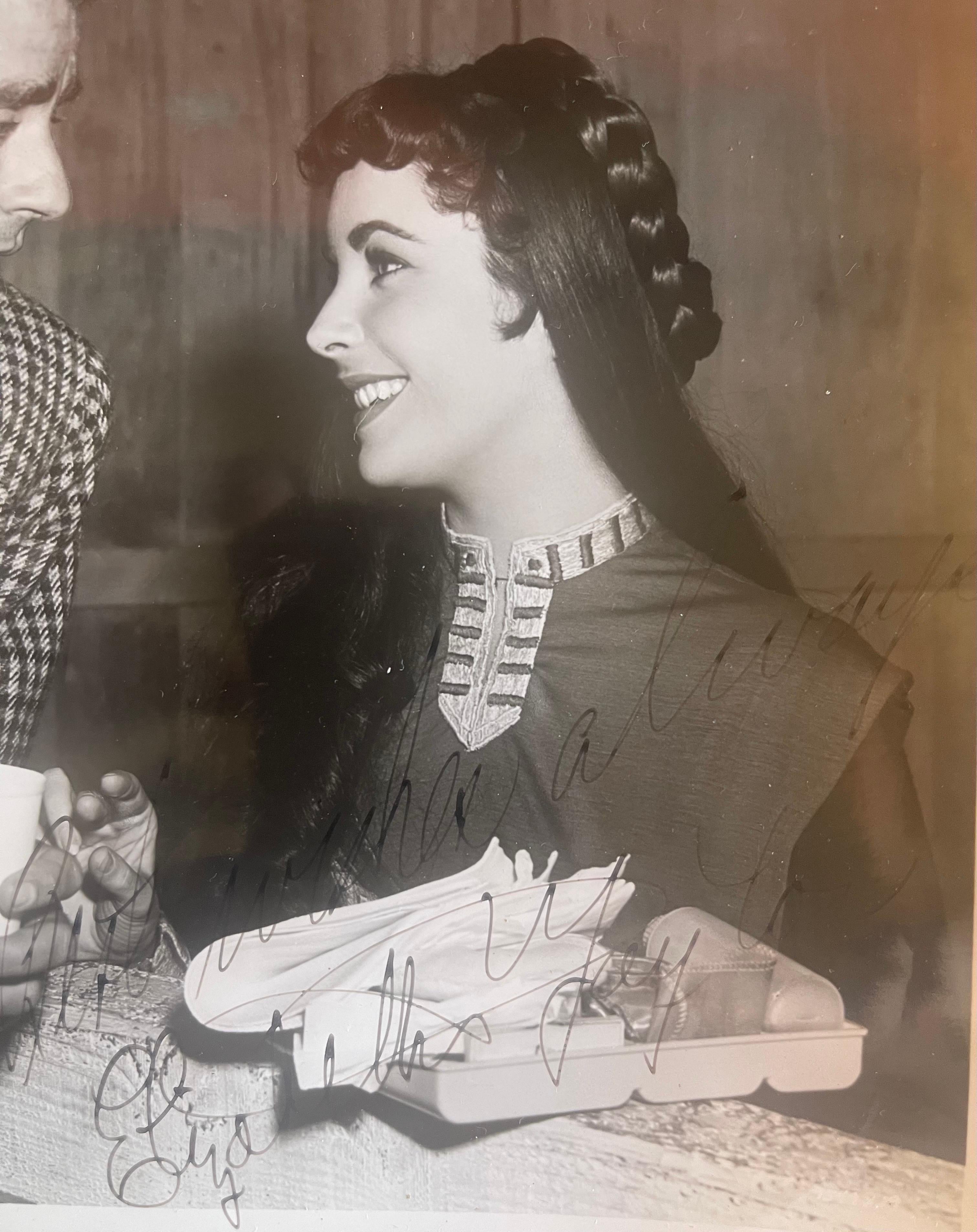 Elizabeth Taylor signierte Vintage-Fotografie (amerikanisch) im Angebot
