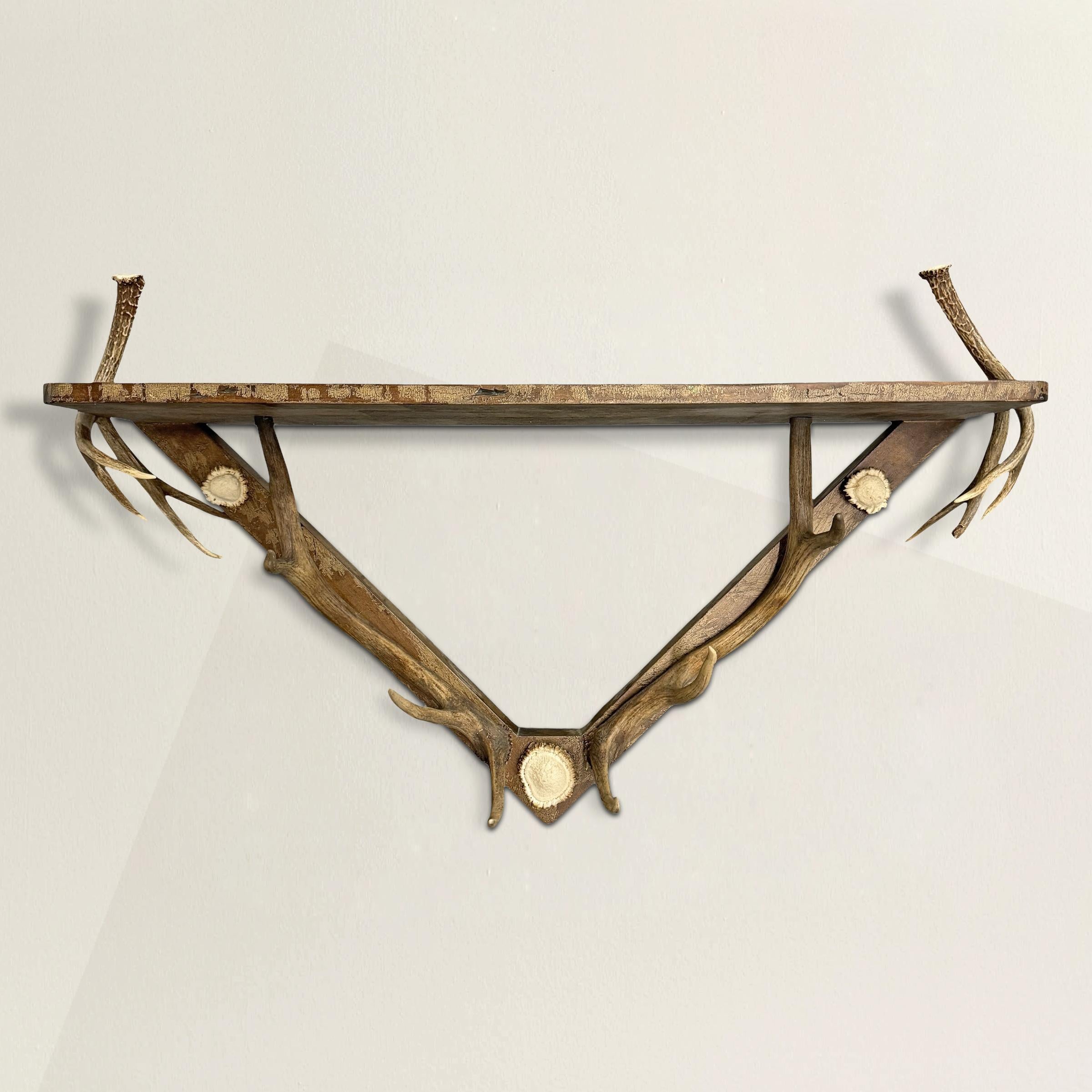 Dieser wandmontierte Hut- und Kleiderständer im Vintage-Stil versprüht den kühnen Geist des Adirondack-Designs und bringt die wilde Schönheit der Natur in Ihr Zuhause. Das aus natürlich abgeworfenem Elch- und Weißwedelhirschgeweih gefertigte