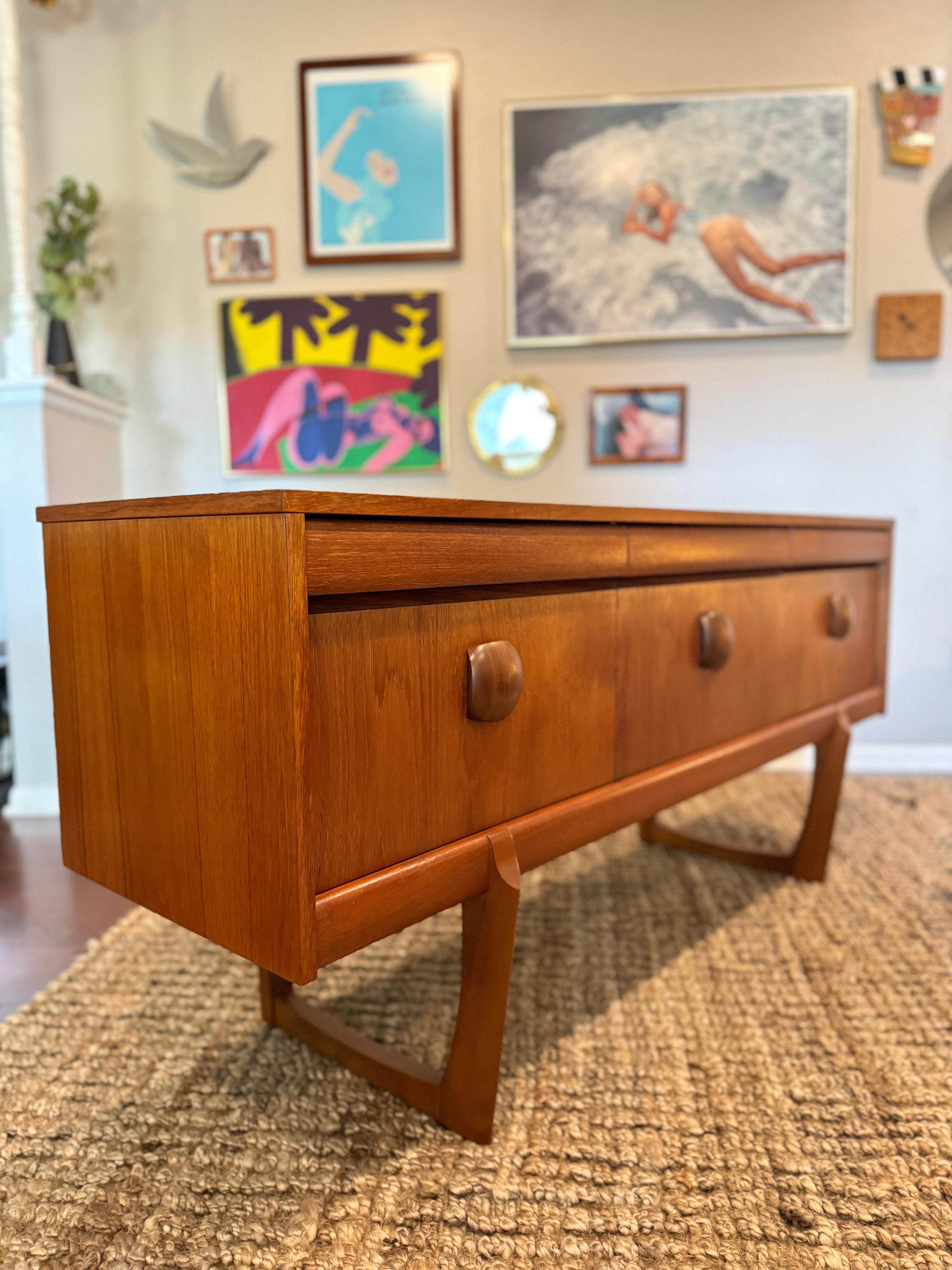 Vintage Elliots of Newbury sideboard by EON, circa 1960s In Good Condition In Houston, TX