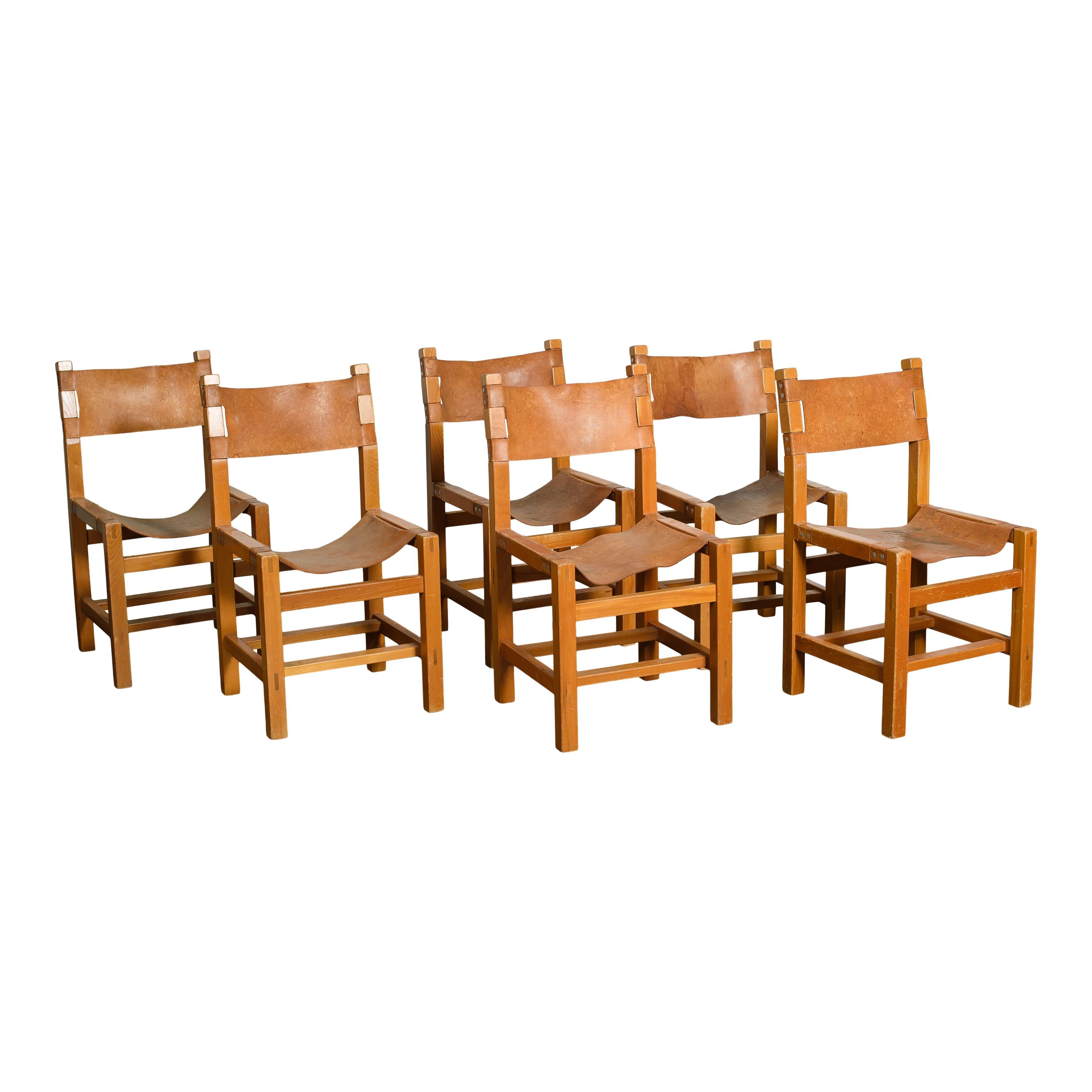 Un set di 6 sedie da pranzo in legno e pelle della Maison Regain, nel sud della Francia, realizzate a metà del XX secolo. Il bellissimo legno di olmo chiaro e caldo è morbido e arrotondato negli angoli e mostra le bellissime giunture del legno. La