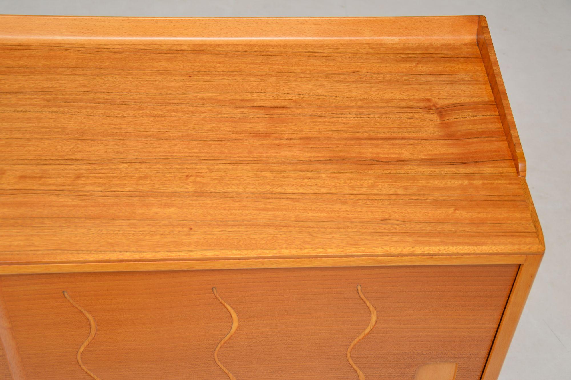 Sideboard aus Ulme und Nussbaumholz von Ian Audley für GW Evans, Vintage im Angebot 2