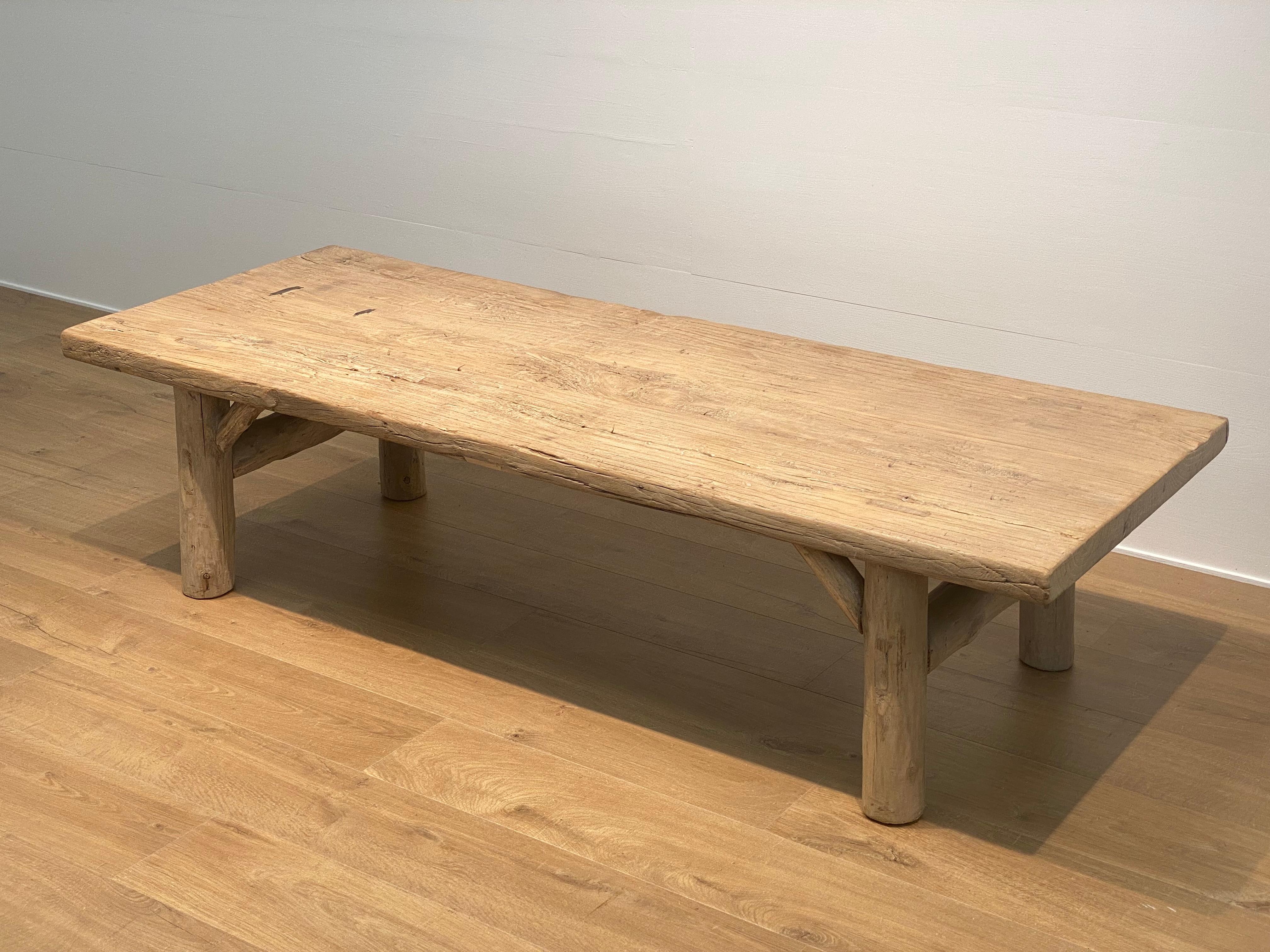 A very decorative coffee table in bleach Elm Wood,
nice blond color and shine of the wood, old restaurations are visible,
very practical and decorative table