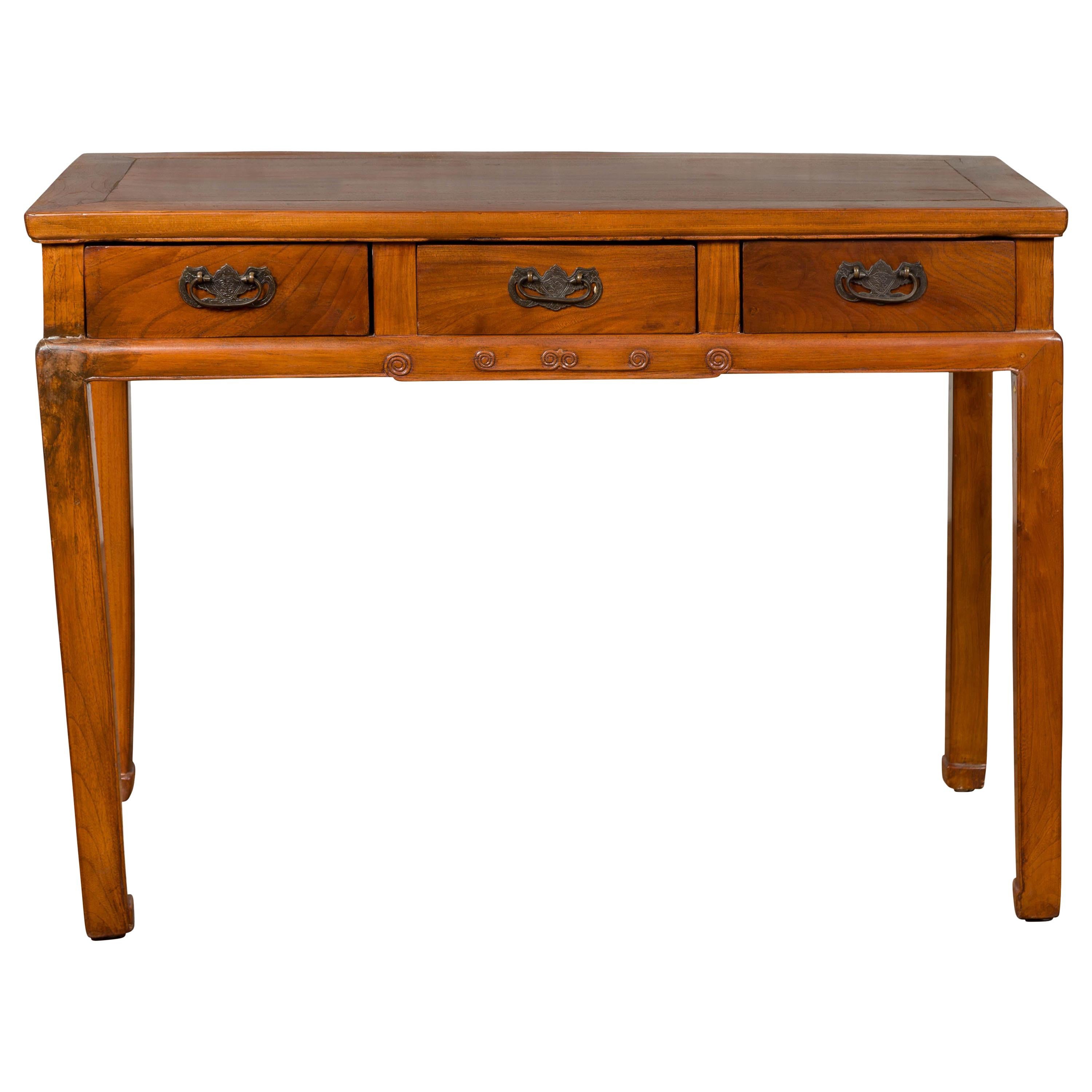 Bureau vintage en orme avec trois tiroirs, quincaillerie en fer et motifs tourbillonnants en vente