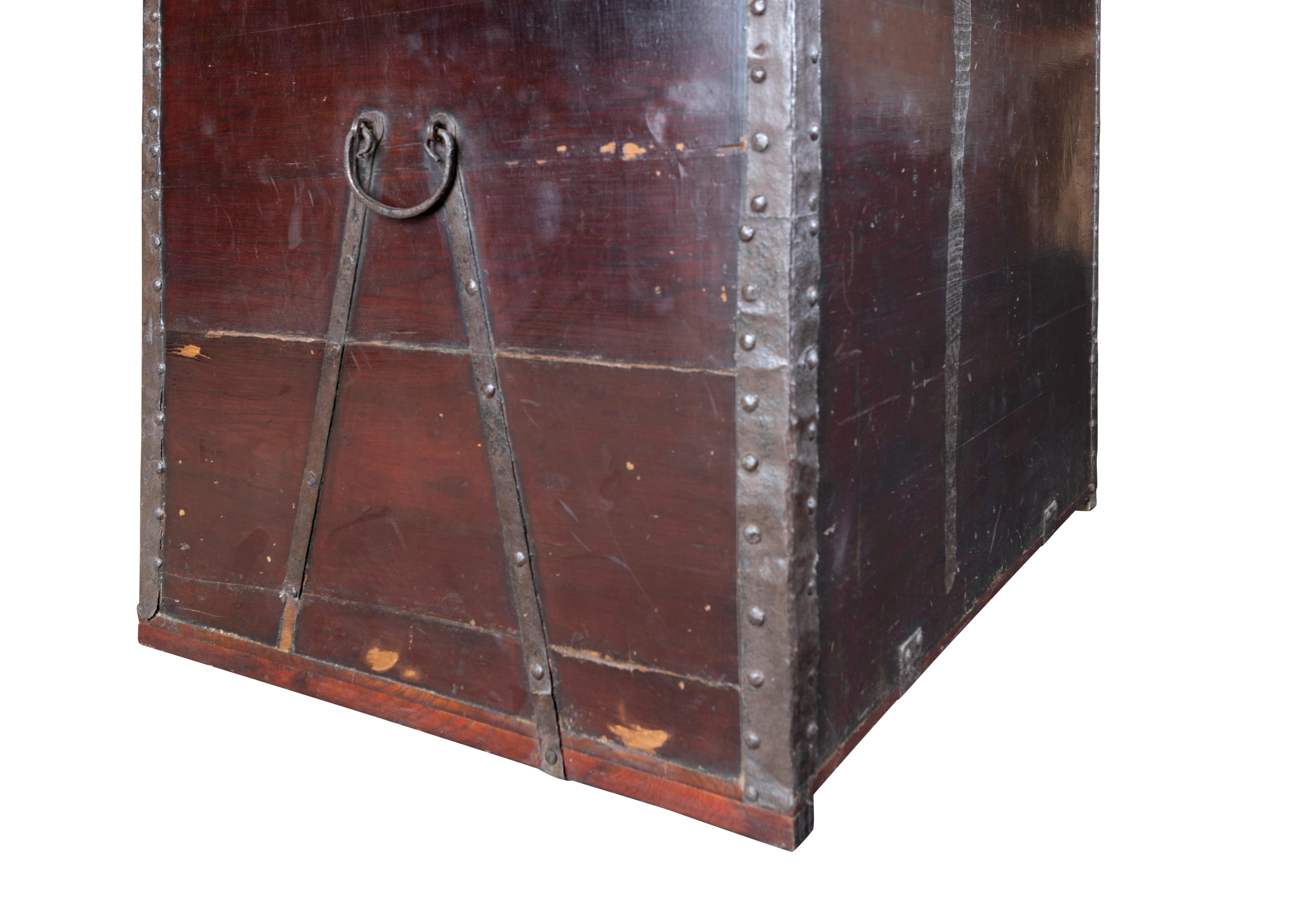 Vintage Elm Travel Trunk Circa 1900 In Good Condition For Sale In Dallas, TX