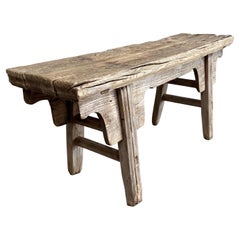 Vieux banc en bois d'orme avec tablier