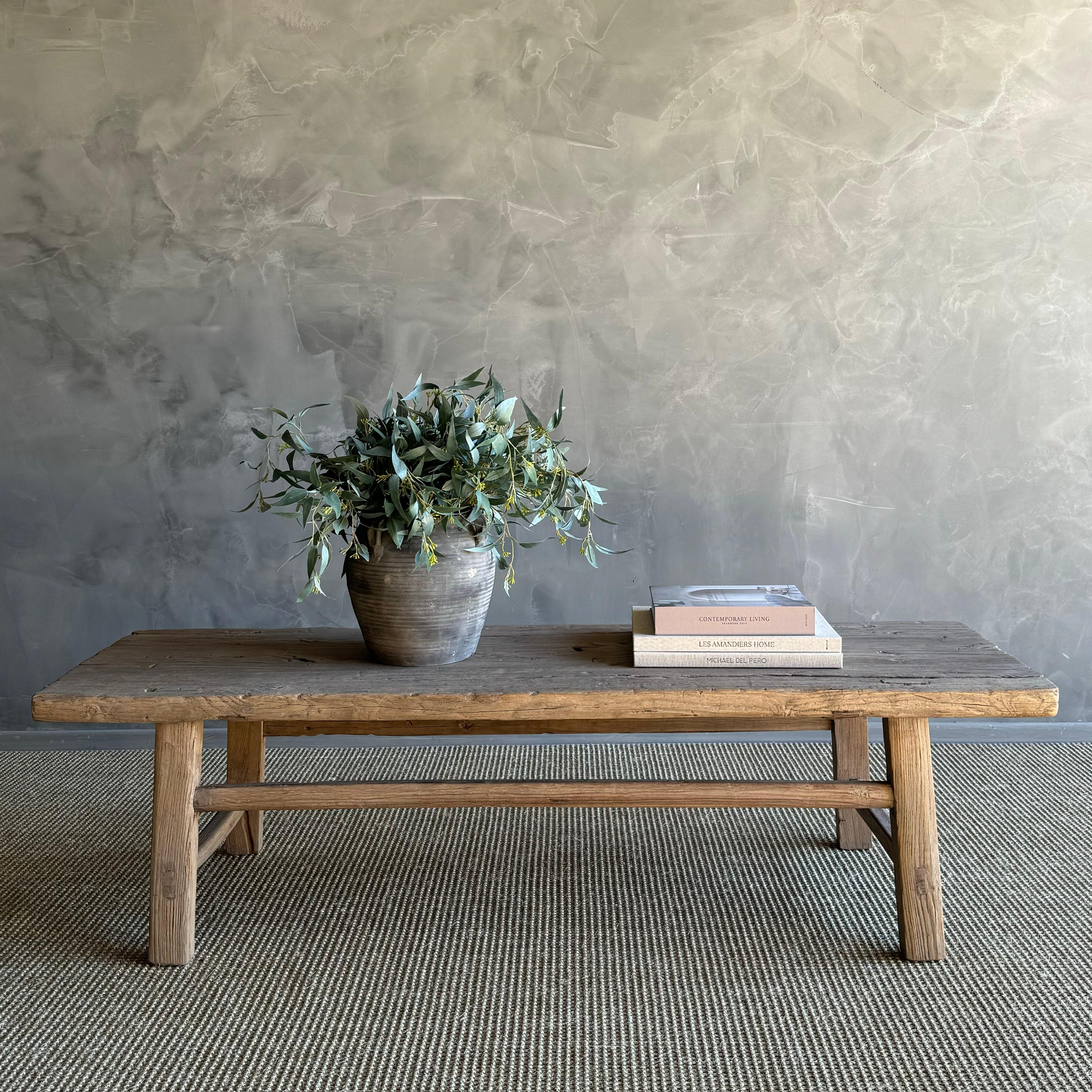Antiker Couchtisch aus Ulmenholz - ein einzigartiges Stück mit originaler Patina und Wabi-Sabi-Look. Dieser einzigartige Couchtisch aus natürlichem Ulmenholz strahlt rustikalen Charme und zeitlose Schönheit aus. Sein vielseitiges Design erlaubt es,