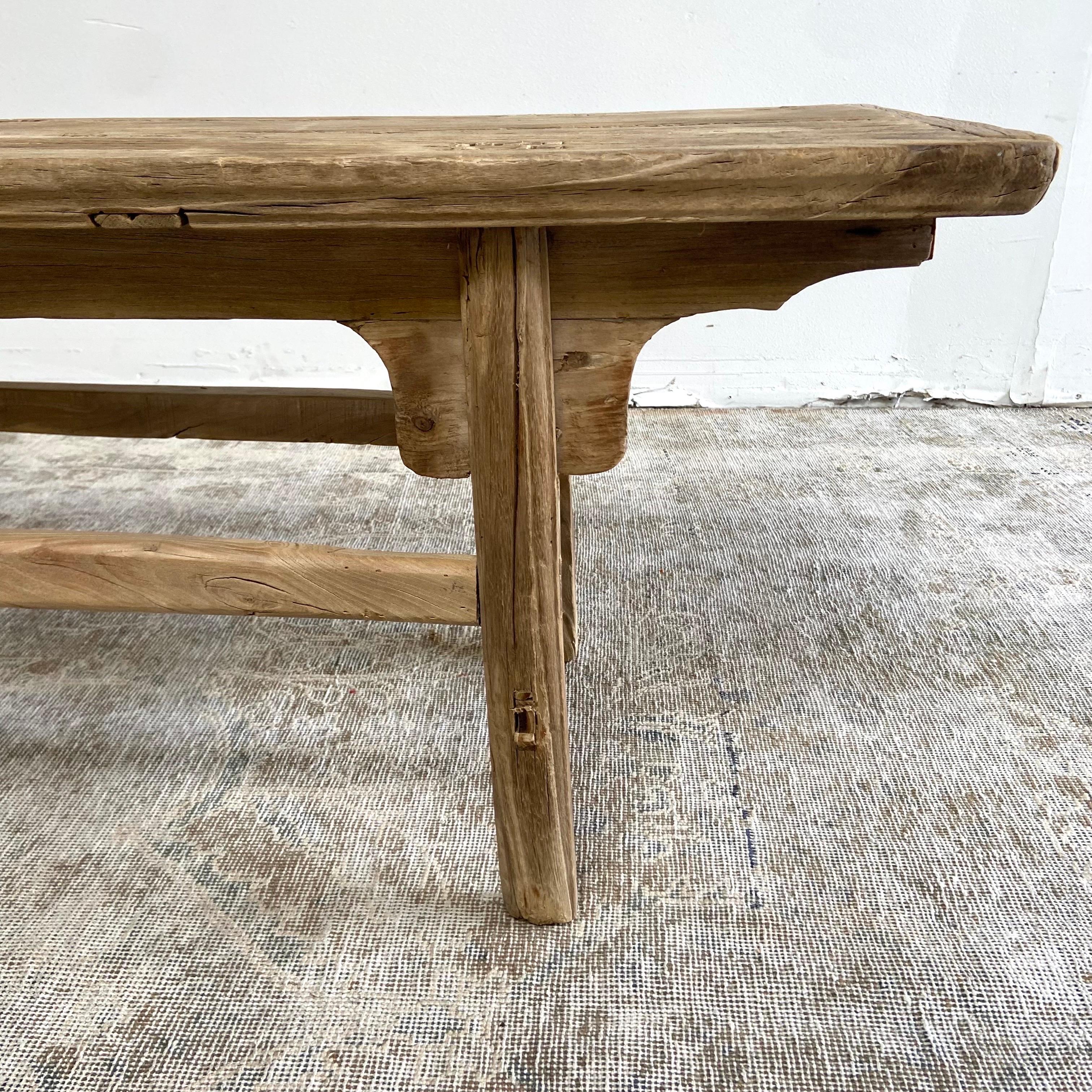 Vieille table basse ou banc en bois d'orme-72″. en vente 3