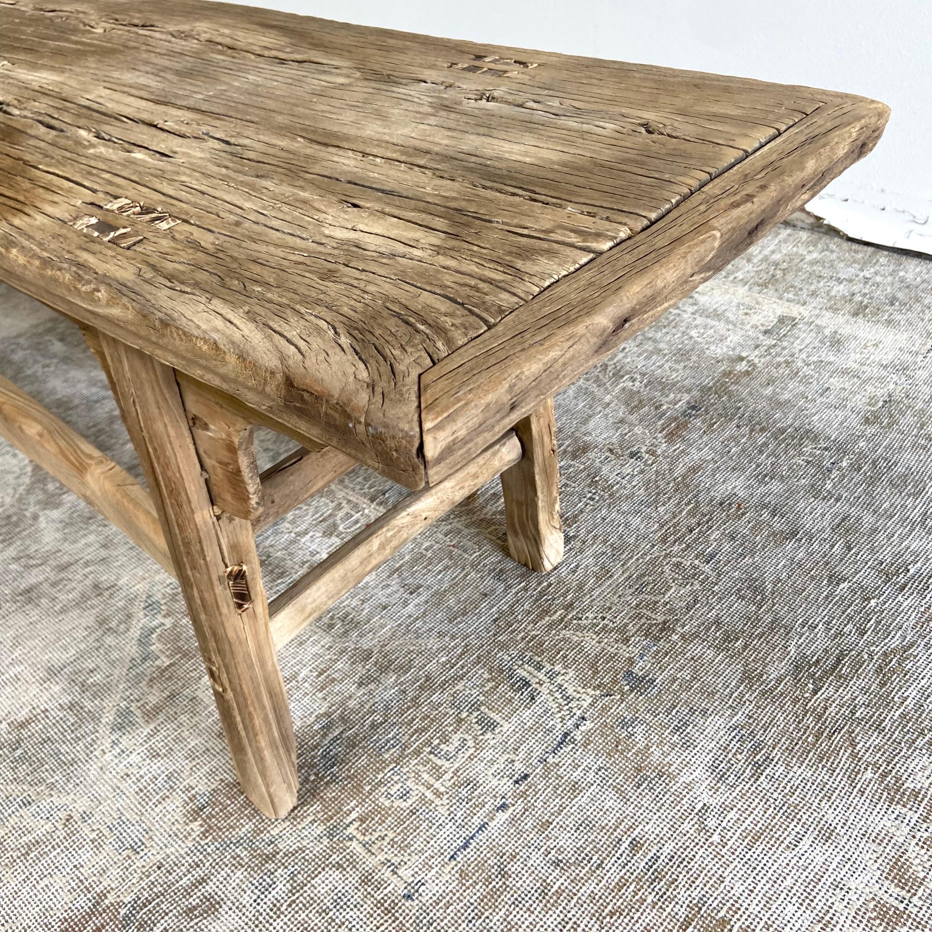 Vieille table basse ou banc en bois d'orme-72″. en vente 4