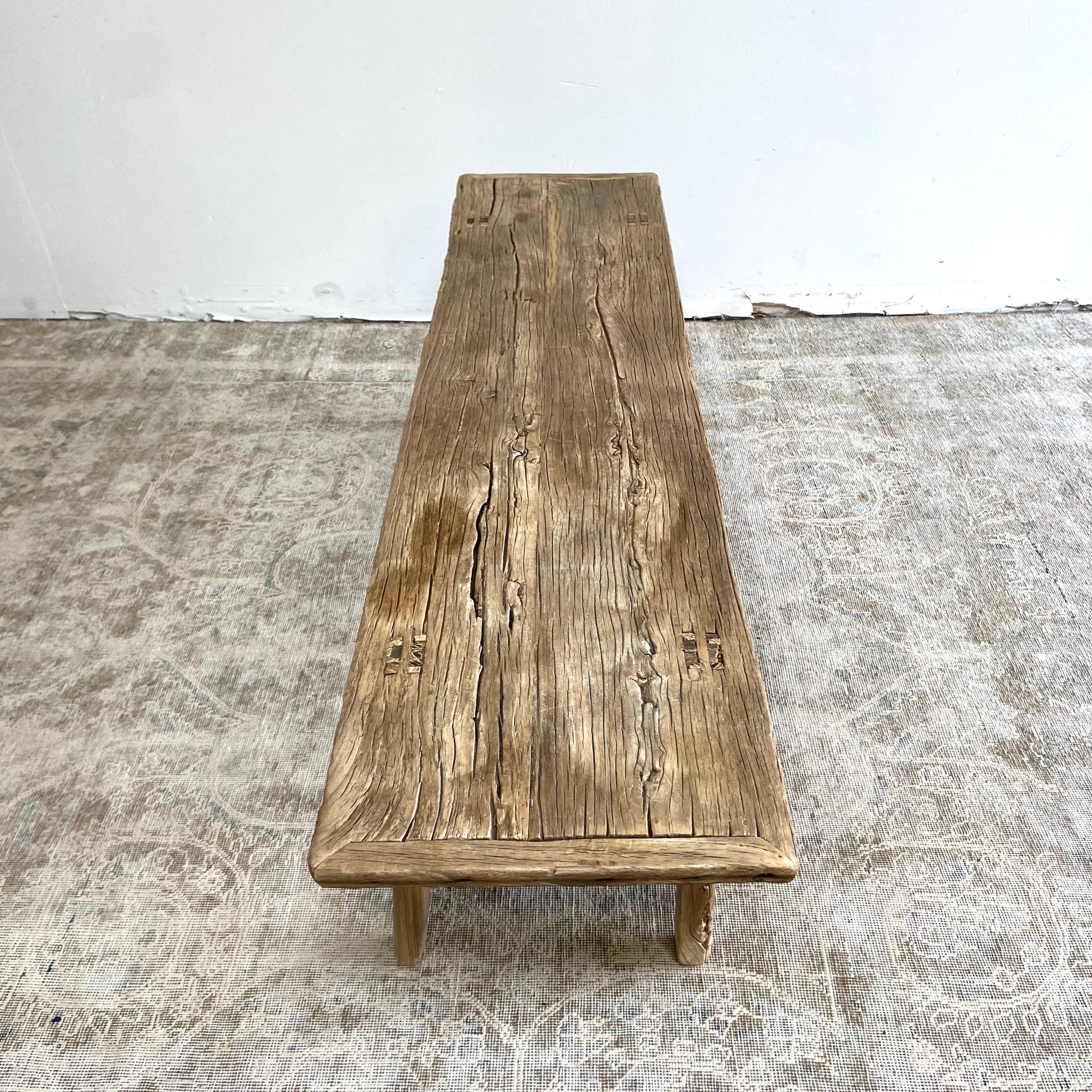 20ième siècle Vieille table basse ou banc en bois d'orme-72″. en vente