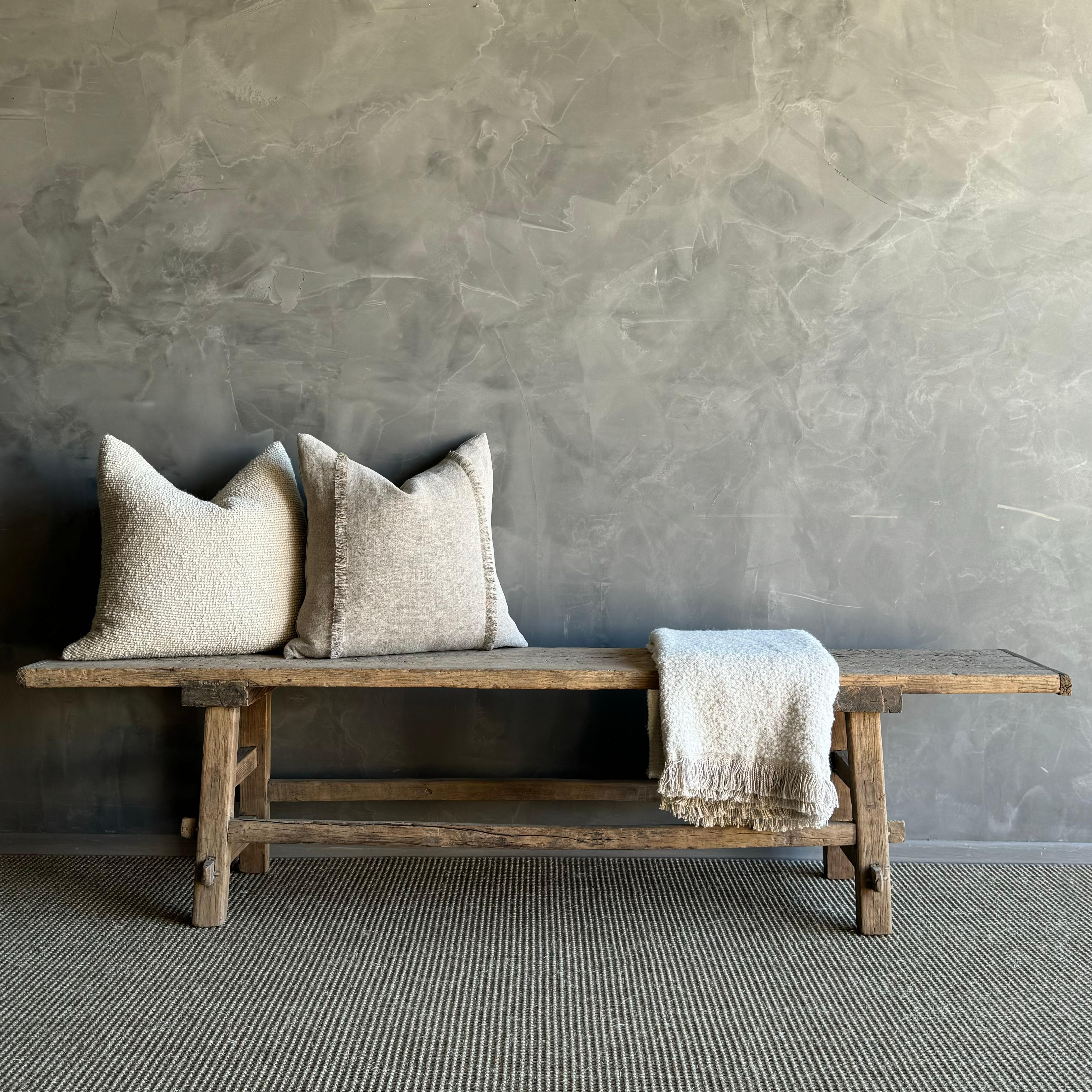 Ti presentiamo l'autentico tavolino o panca in olmo vintage, una rarità per chi apprezza la bellezza del legno naturale. Ogni pezzo è caratterizzato da splendide venature e fessure uniche che lo rendono un'aggiunta unica al tuo spazio. Questo pezzo