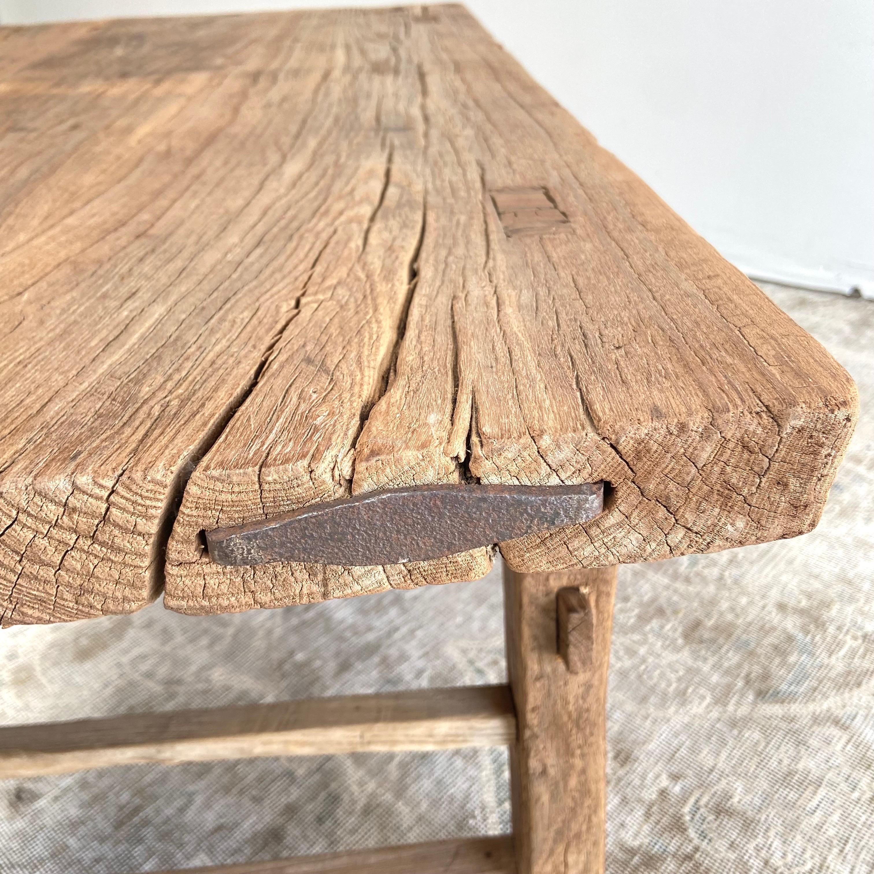 Vieille table basse ou banc en bois d'orme en vente 8