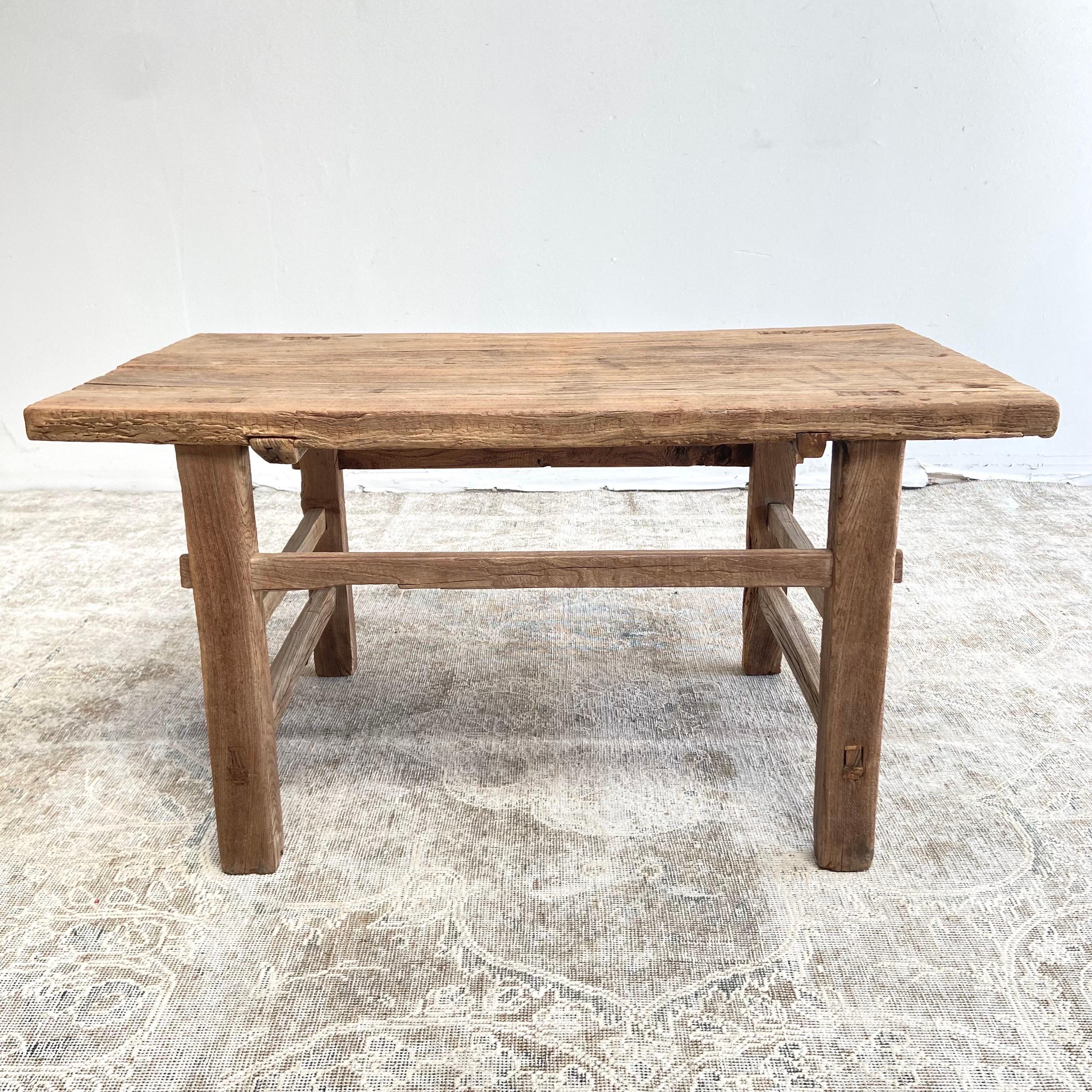 Vieille table basse ou banc en bois d'orme Bon état - En vente à Brea, CA