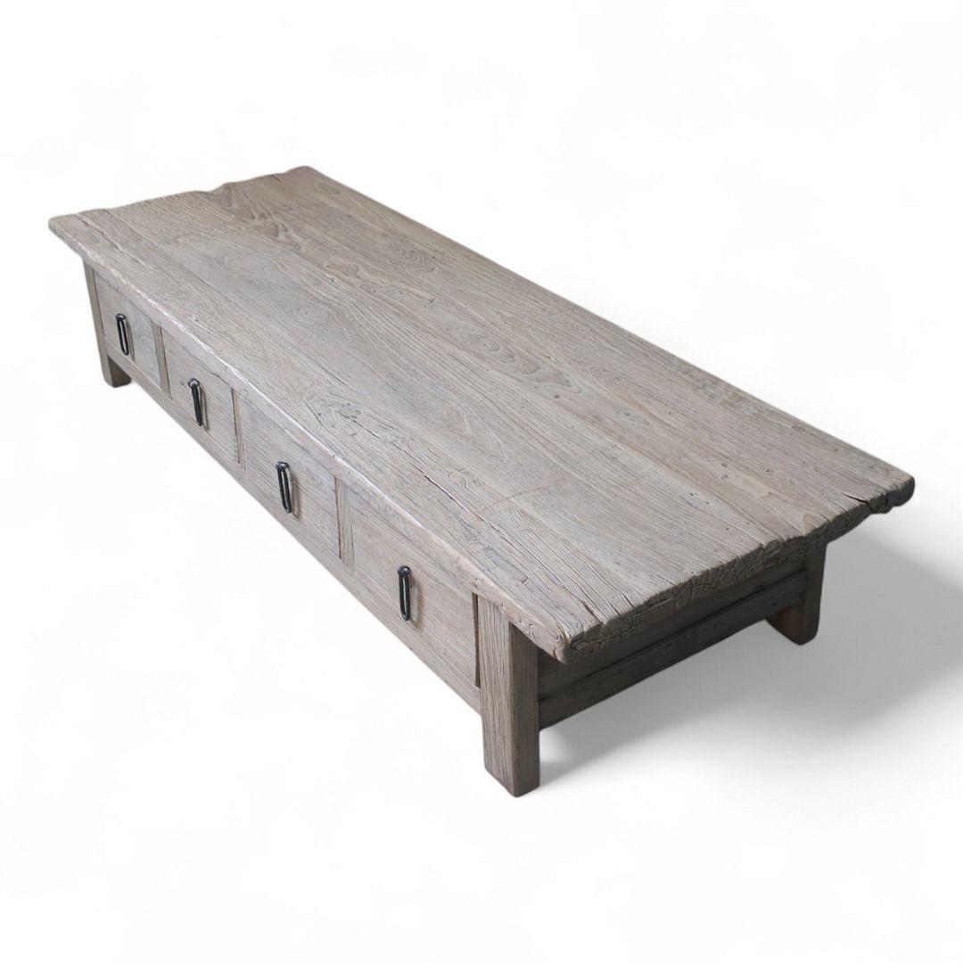 Esta mesa de centro rústica y minimalista se ha fabricado con madera de olmo vintage procedente de la región china de Shandong. Recientemente reciclado, conserva el carácter y la pátina de sus materiales recuperados, al tiempo que ofrece un diseño