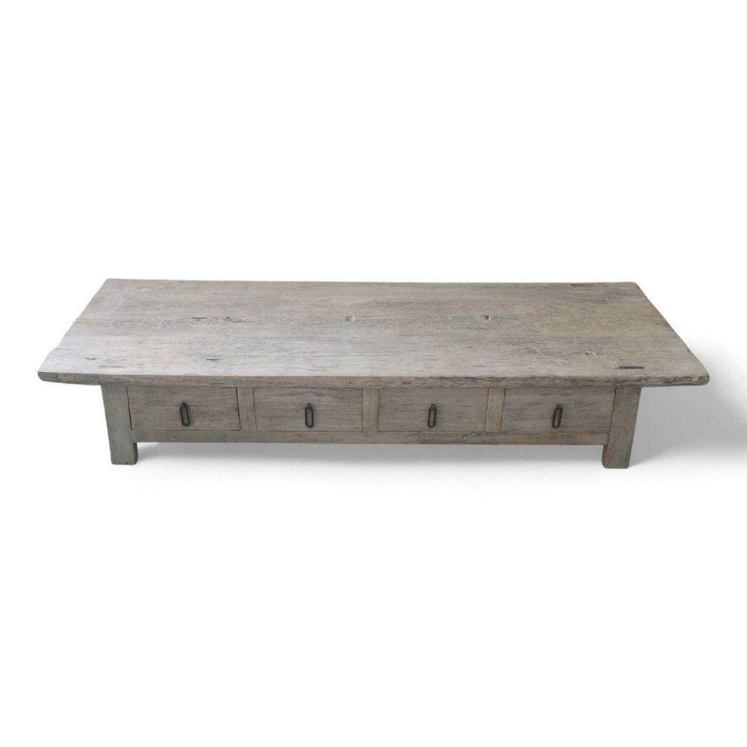 Mesa baja vintage de madera de olmo con 4 cajones, región de Shandong Hecho a mano en venta