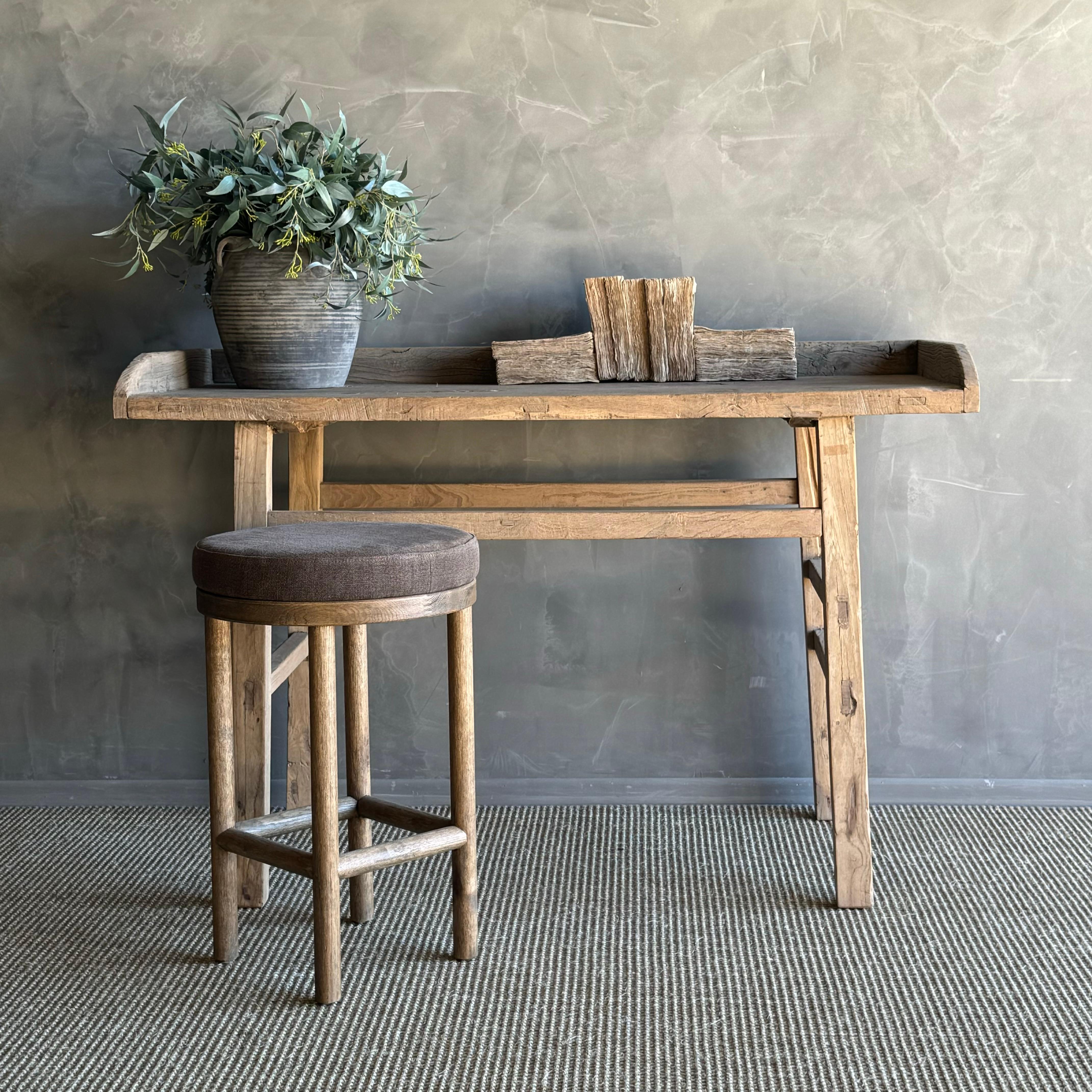 Mesa vintage de madera de olmo que hace las veces de escritorio. Fabricada con auténtica madera de olmo, esta versátil pieza también puede utilizarse como consola, añadiendo un toque de elegancia rústica a tu hogar. La pátina original de la madera