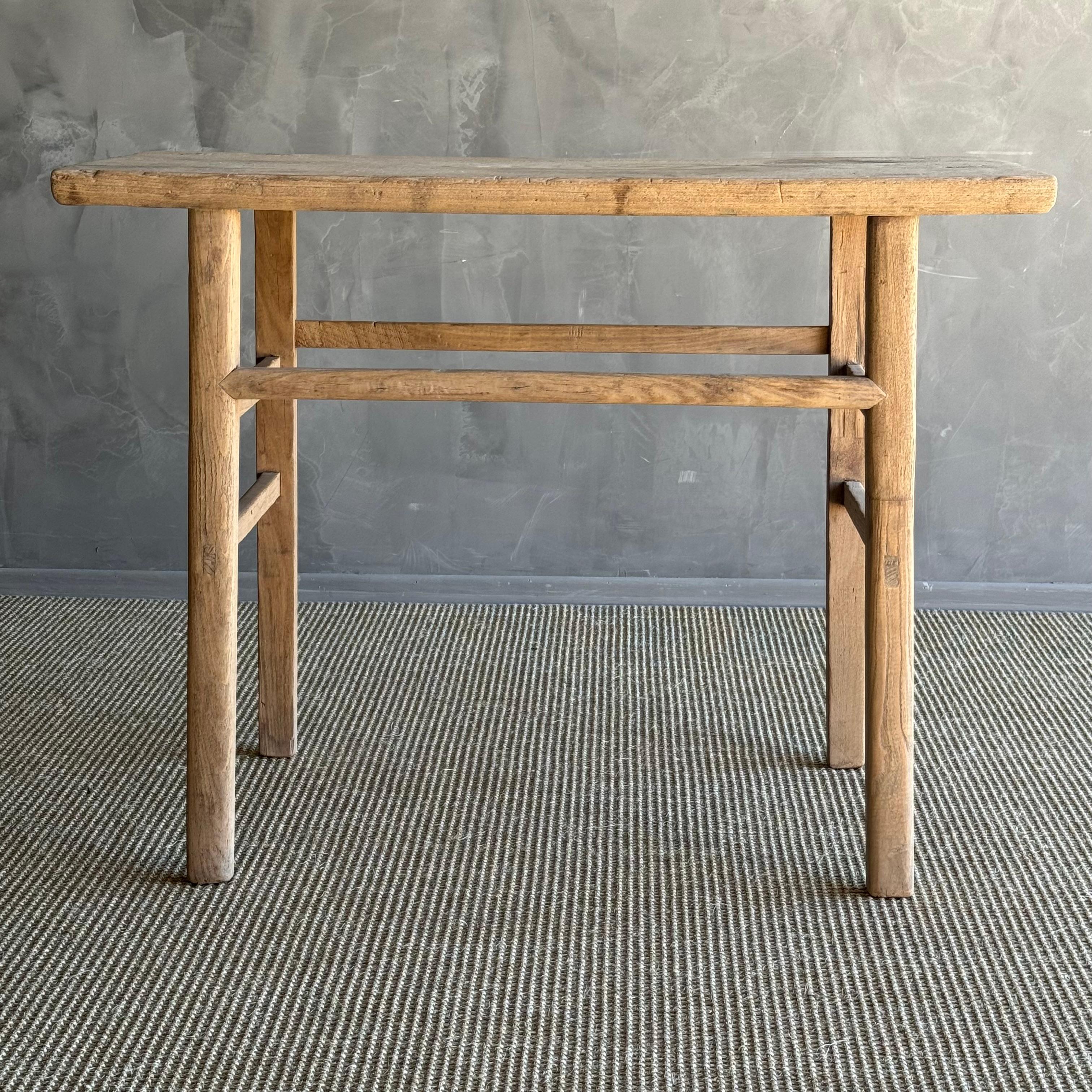 Consolle in legno di olmo vintage: un vero gioiello che mette in mostra l'autentico legno di olmo con la sua patina naturale originale. Questo raro reperto emana un'estetica wabi sabi, aggiungendo un tocco di fascino rustico alla tua casa. Perfetta