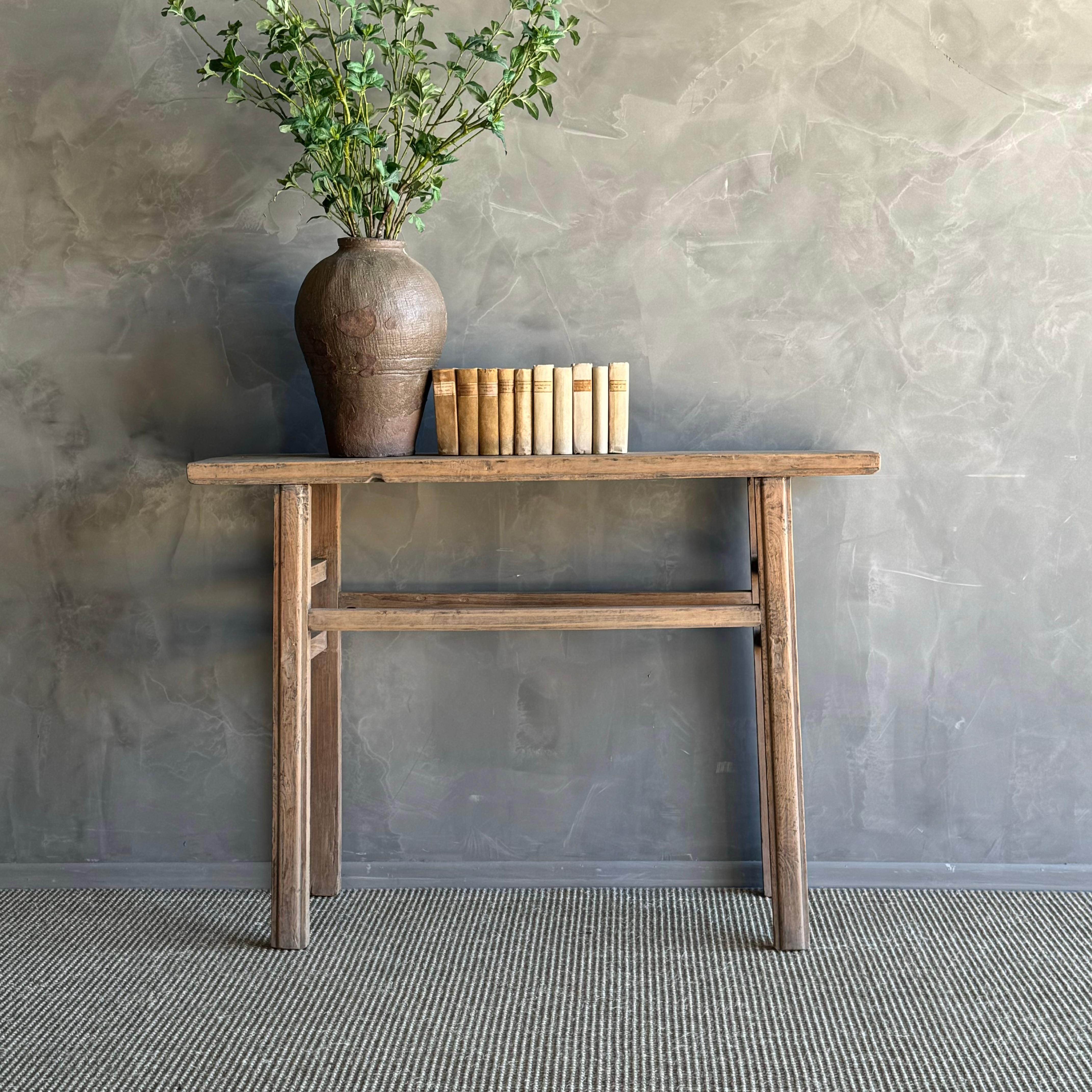 Wir präsentieren einen atemberaubenden Konsolentisch aus Ulmenholz im Vintage-Stil mit authentischem Ulmenholz und natürlicher Holzpatina. Dieser seltene Fund bringt einen Hauch von Wabi-Sabi-Ästhetik in Ihr Zuhause und verleiht Ihrem Raum einen