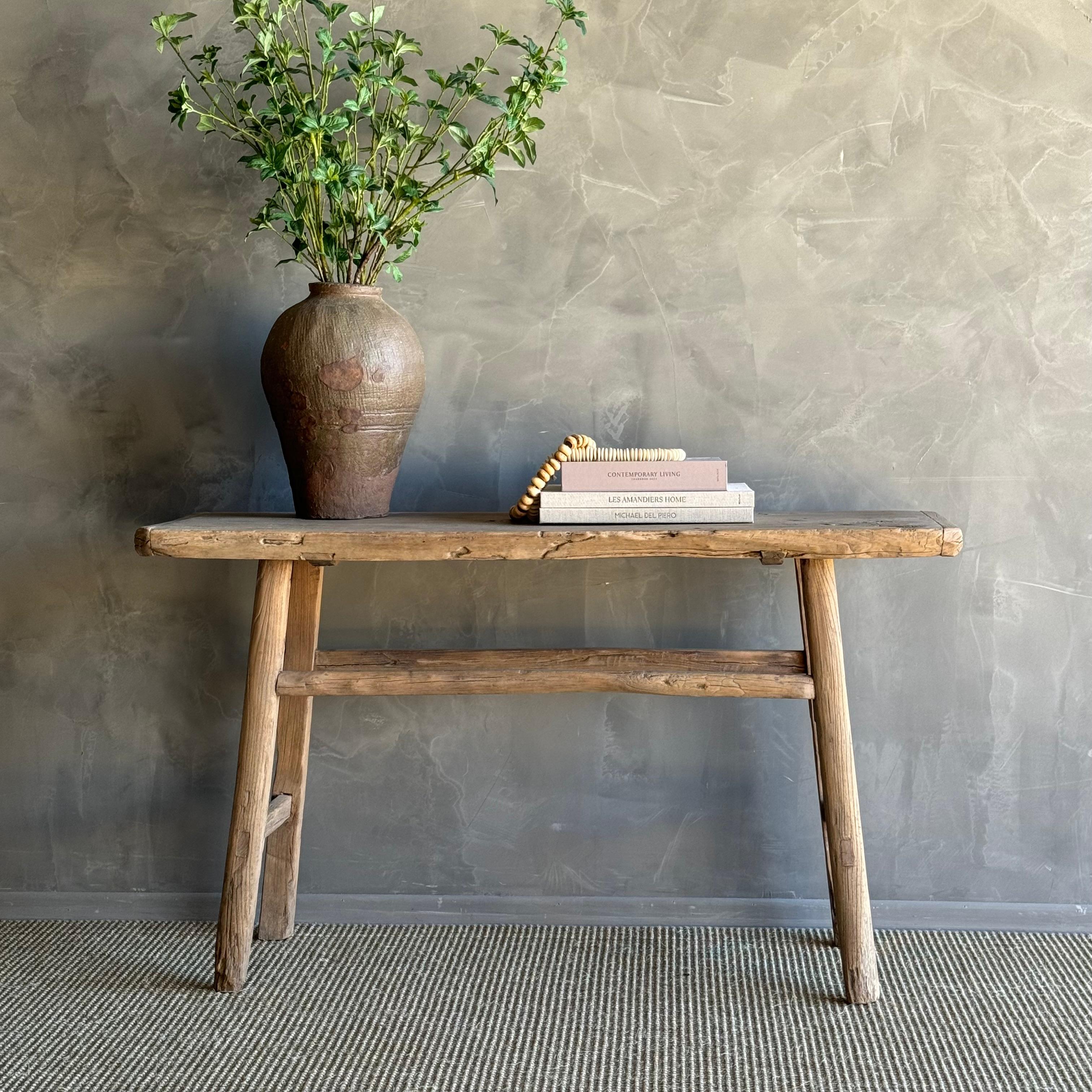 Wir präsentieren einen atemberaubenden Konsolentisch aus Ulmenholz im Vintage-Stil mit authentischem Ulmenholz und natürlicher Holzpatina. Dieser seltene Fund bringt einen Hauch von Wabi-Sabi-Ästhetik in Ihr Zuhause und verleiht Ihrem Raum einen