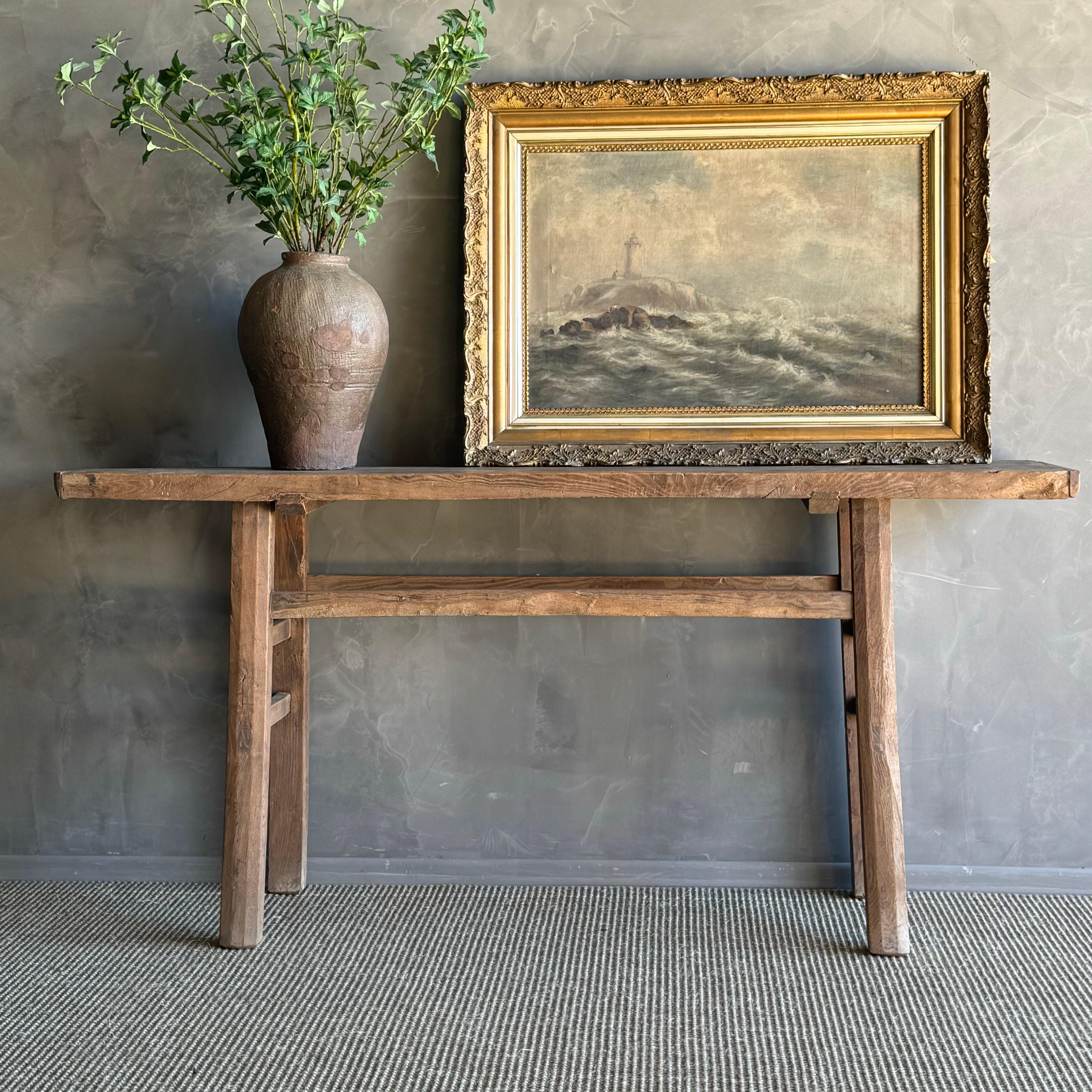 Wir präsentieren einen atemberaubenden Konsolentisch aus Ulmenholz im Vintage-Stil mit authentischem Ulmenholz und natürlicher Holzpatina. Dieser seltene Fund bringt einen Hauch von Wabi-Sabi-Ästhetik in Ihr Zuhause und verleiht Ihrem Raum einen