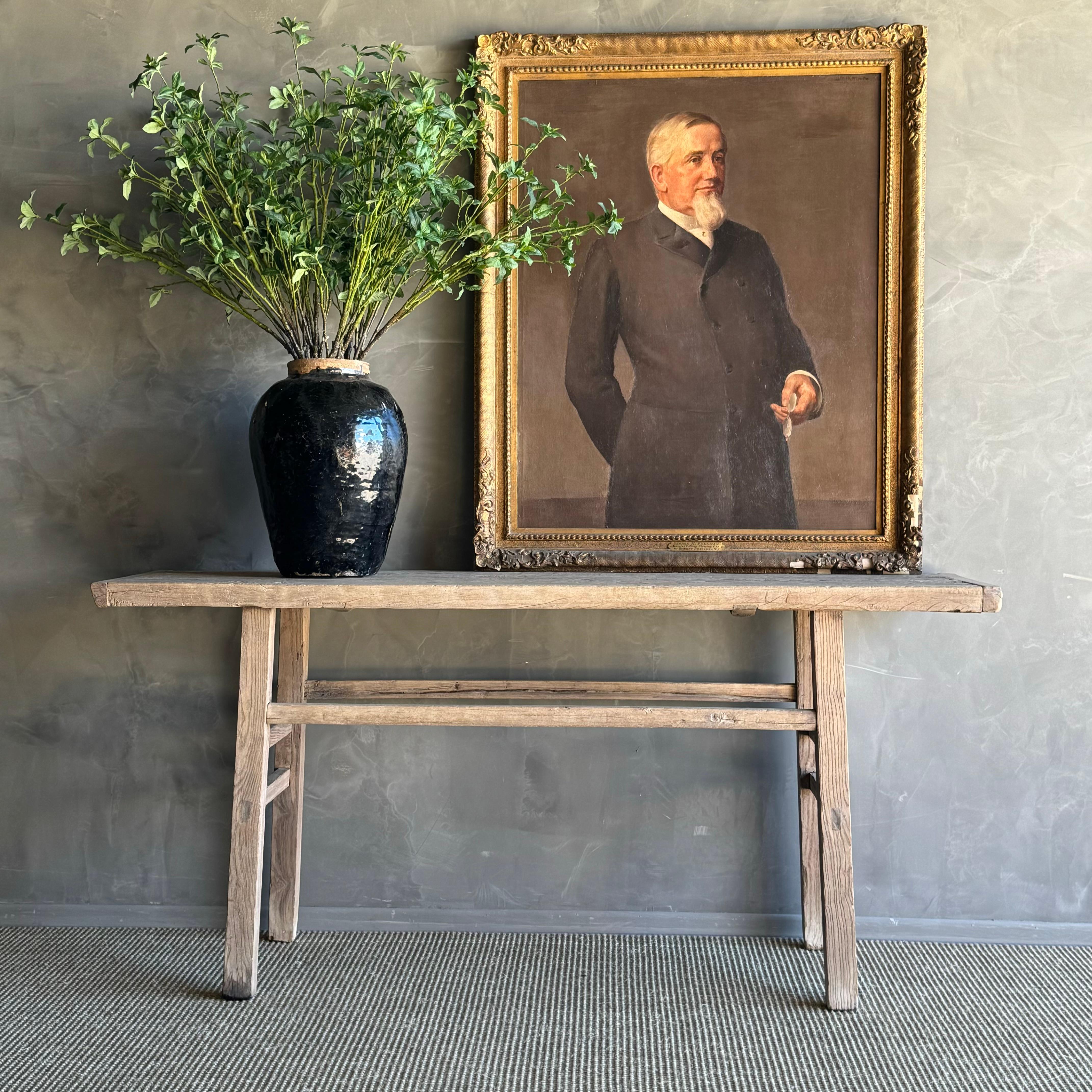 Wir präsentieren einen atemberaubenden Konsolentisch aus Ulmenholz im Vintage-Stil mit authentischem Ulmenholz und natürlicher Holzpatina. Dieser seltene Fund bringt einen Hauch von Wabi-Sabi-Ästhetik in Ihr Zuhause und verleiht Ihrem Raum einen