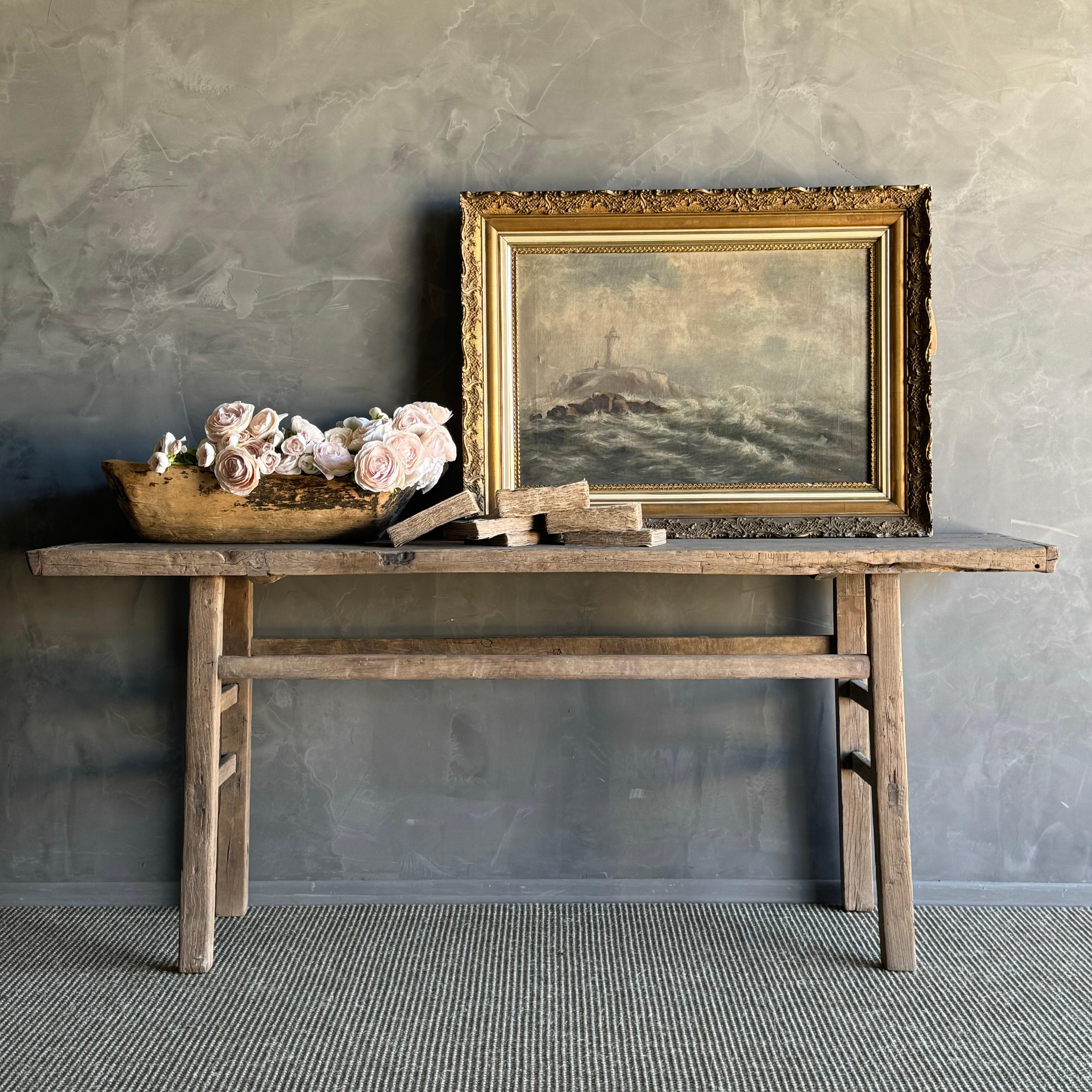 consolle in legno di olmo vintage. Realizzata in autentico legno di olmo, questa consolle vanta una bellissima patina di legno naturale originale che aggiunge carattere e charme a qualsiasi ambiente. Abbracciando l'estetica wabi-sabi, questo pezzo