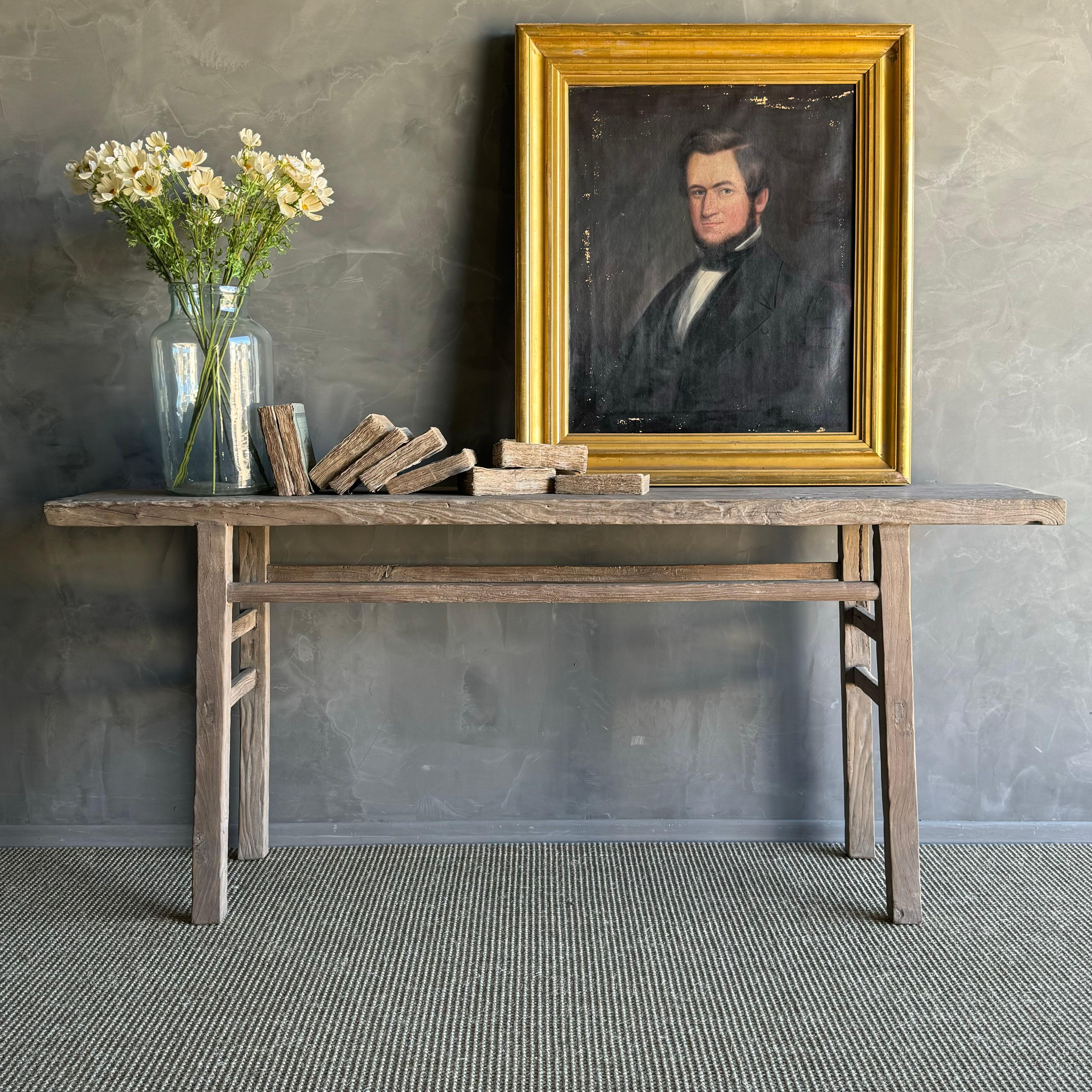 consolle in legno di olmo vintage. Realizzata in autentico legno di olmo, questa consolle vanta una bellissima patina di legno naturale originale che aggiunge carattere e charme a qualsiasi ambiente. Abbracciando l'estetica wabi-sabi, questo pezzo