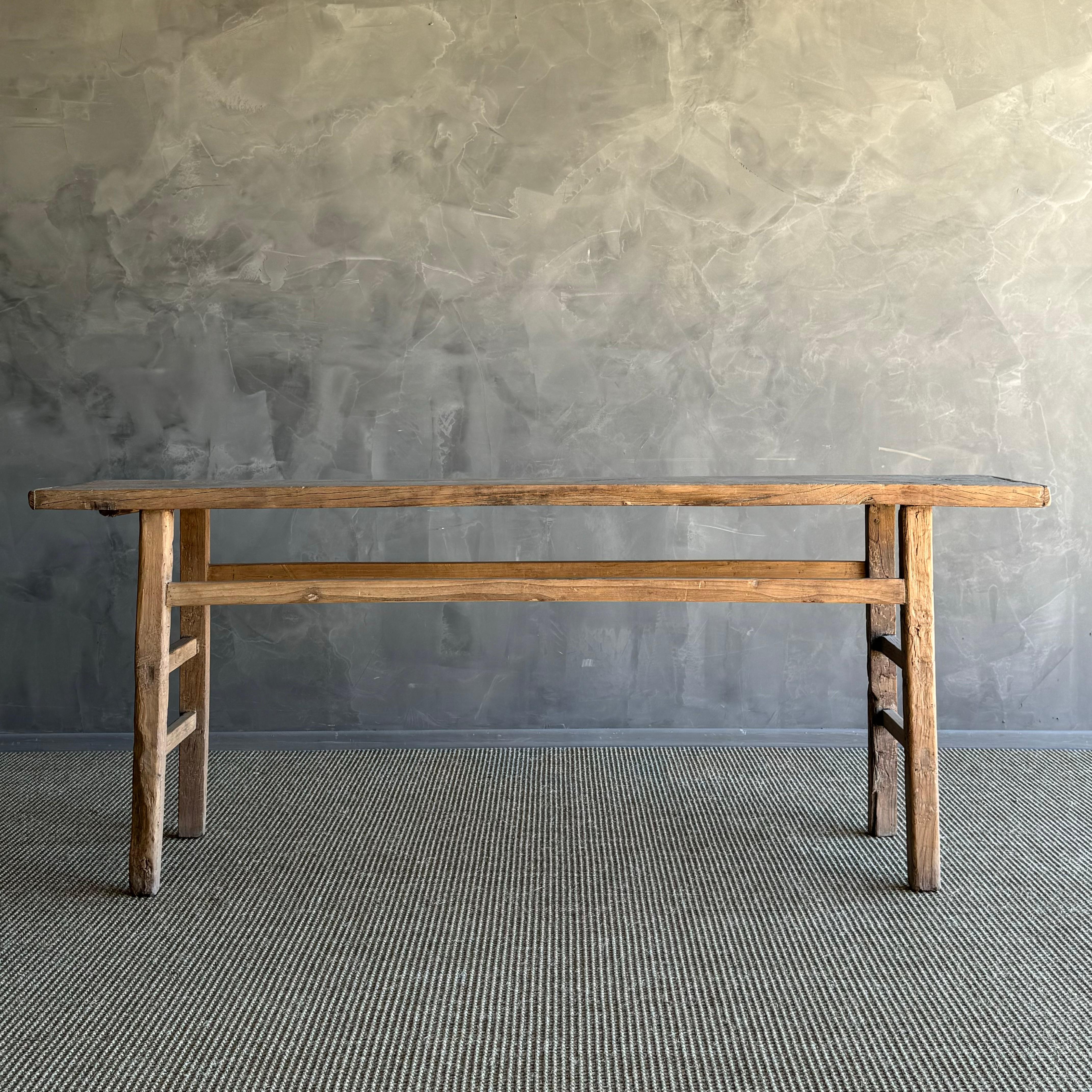 Konsolentisch aus Ulmenholz im Vintage-Stil - ein wahres Schmuckstück, das authentisches Ulmenholz mit seiner ursprünglichen natürlichen Holzpatina zeigt. Dieser seltene Fund strahlt eine Wabi-Sabi-Ästhetik aus und verleiht Ihrem Zuhause einen Hauch
