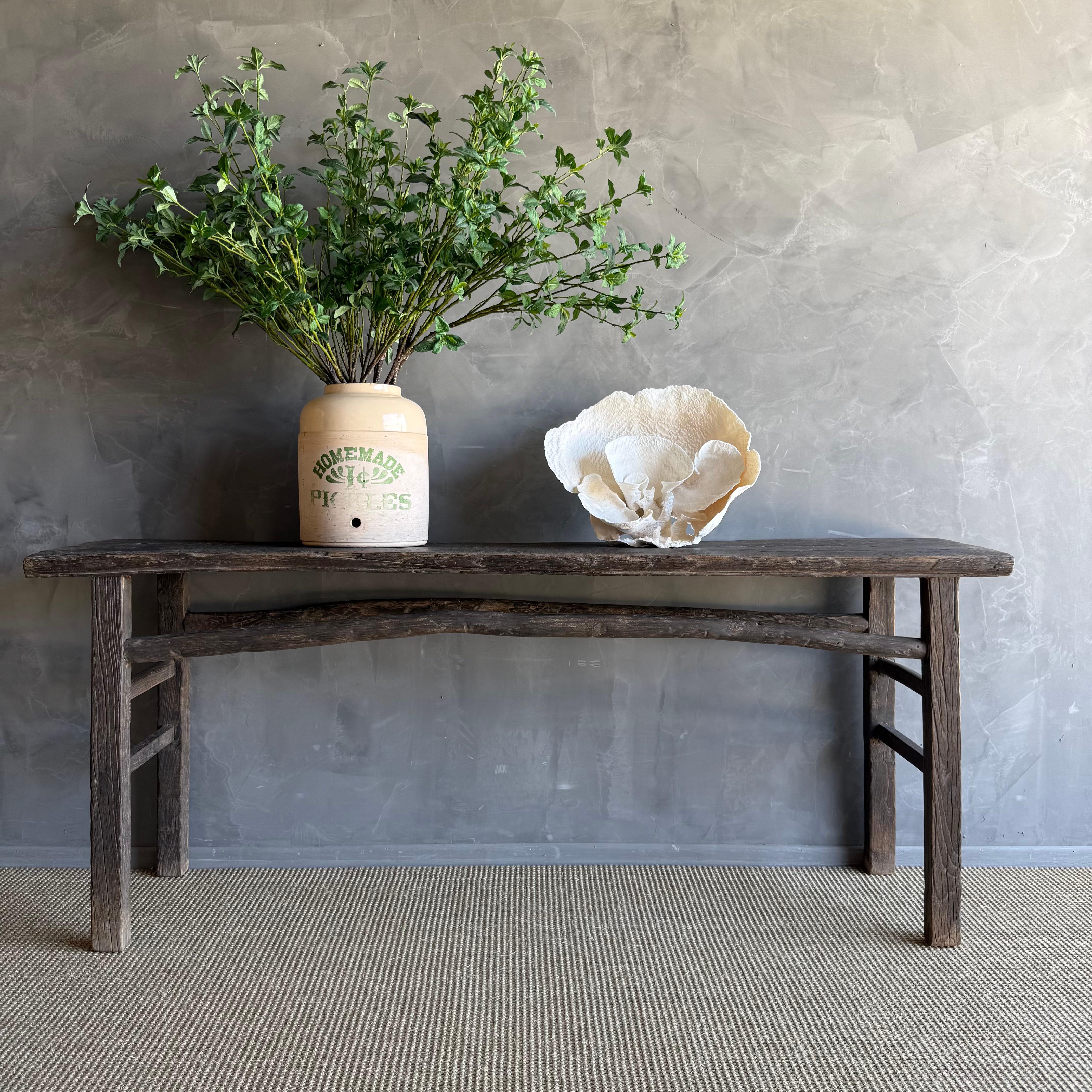 Consola vintage de madera de olmo, con auténtica madera de olmo y pátina de madera natural original. Este raro hallazgo aportará un toque de estética wabi sabi a tu hogar, añadiendo un encanto único y atemporal a tu espacio. Hecha a mano con