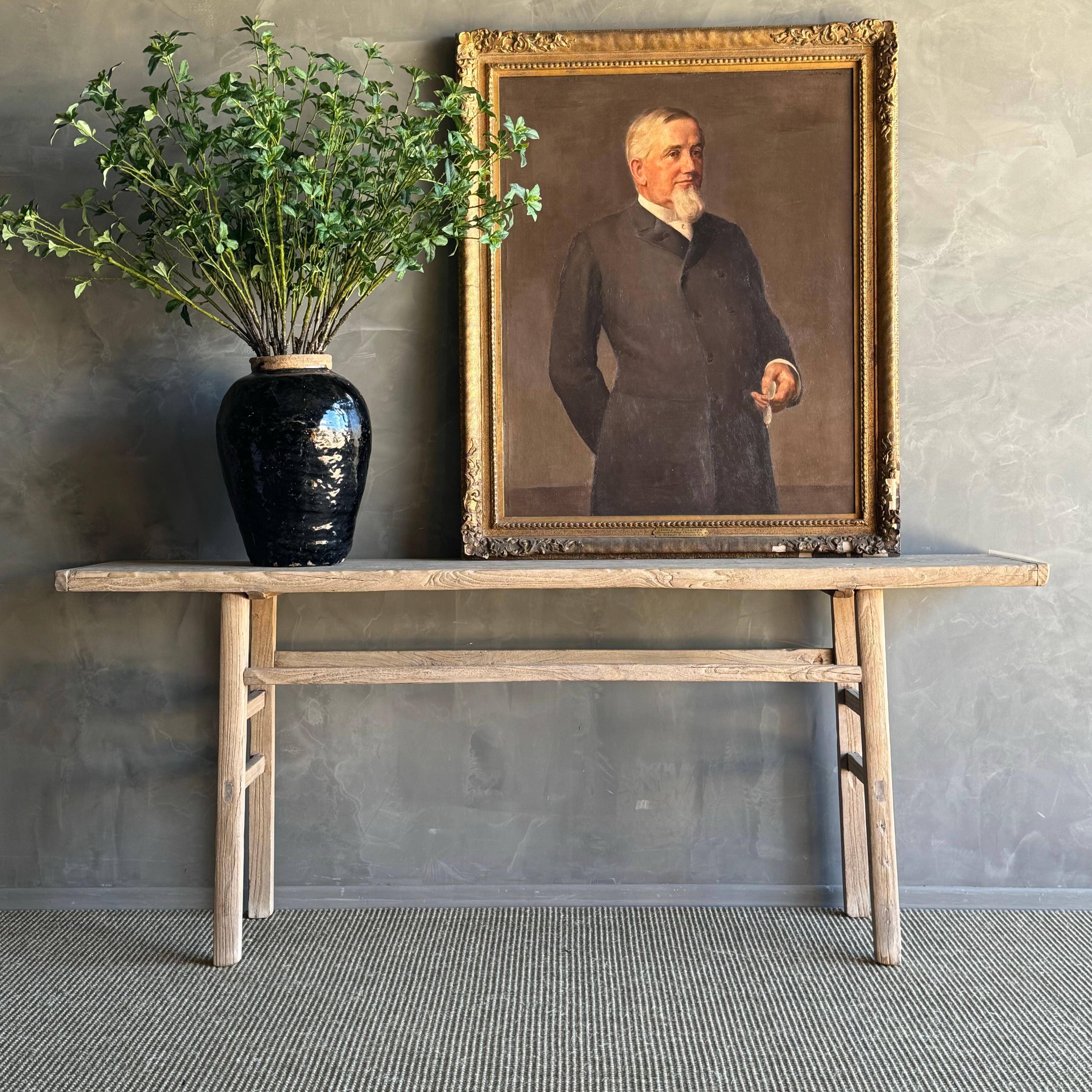 Vintage-Konsolentisch aus Ulmenholz. Dieser aus echtem Ulmenholz gefertigte Konsolentisch weist eine schöne, natürliche Holzpatina auf, die jedem Raum Charakter und Charme verleiht. Mit seiner Wabi-Sabi-Ästhetik vermittelt dieses Stück ein Gefühl