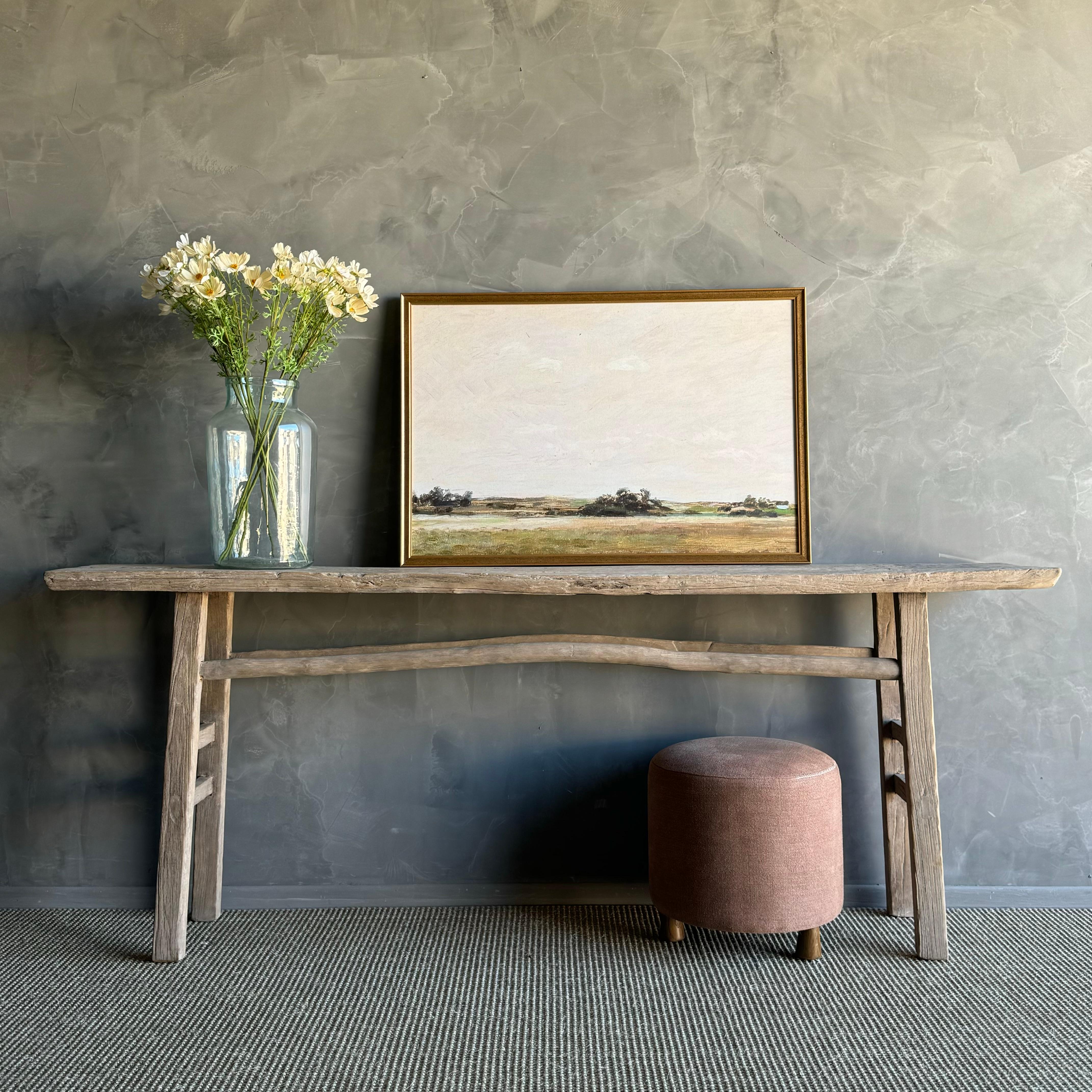 Wir präsentieren einen atemberaubenden Konsolentisch aus Ulmenholz im Vintage-Stil mit authentischem Ulmenholz und natürlicher Holzpatina. Dieser seltene Fund bringt einen Hauch von Wabi-Sabi-Ästhetik in Ihr Zuhause und verleiht Ihrem Raum einen