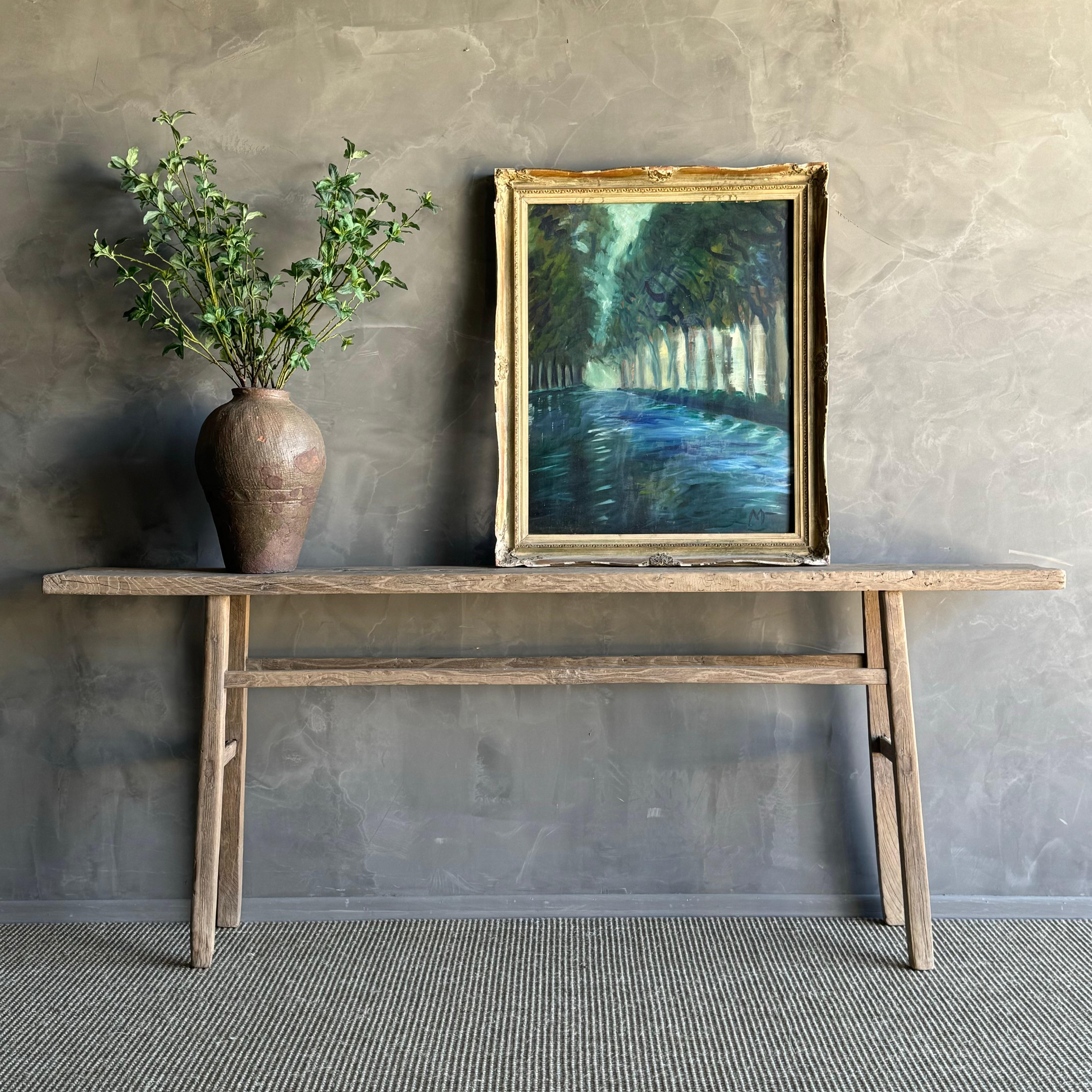 consolle in legno di olmo vintage. Realizzata in autentico legno di olmo, questa consolle vanta una bellissima patina di legno naturale originale che aggiunge carattere e charme a qualsiasi ambiente. Abbracciando l'estetica wabi-sabi, questo pezzo