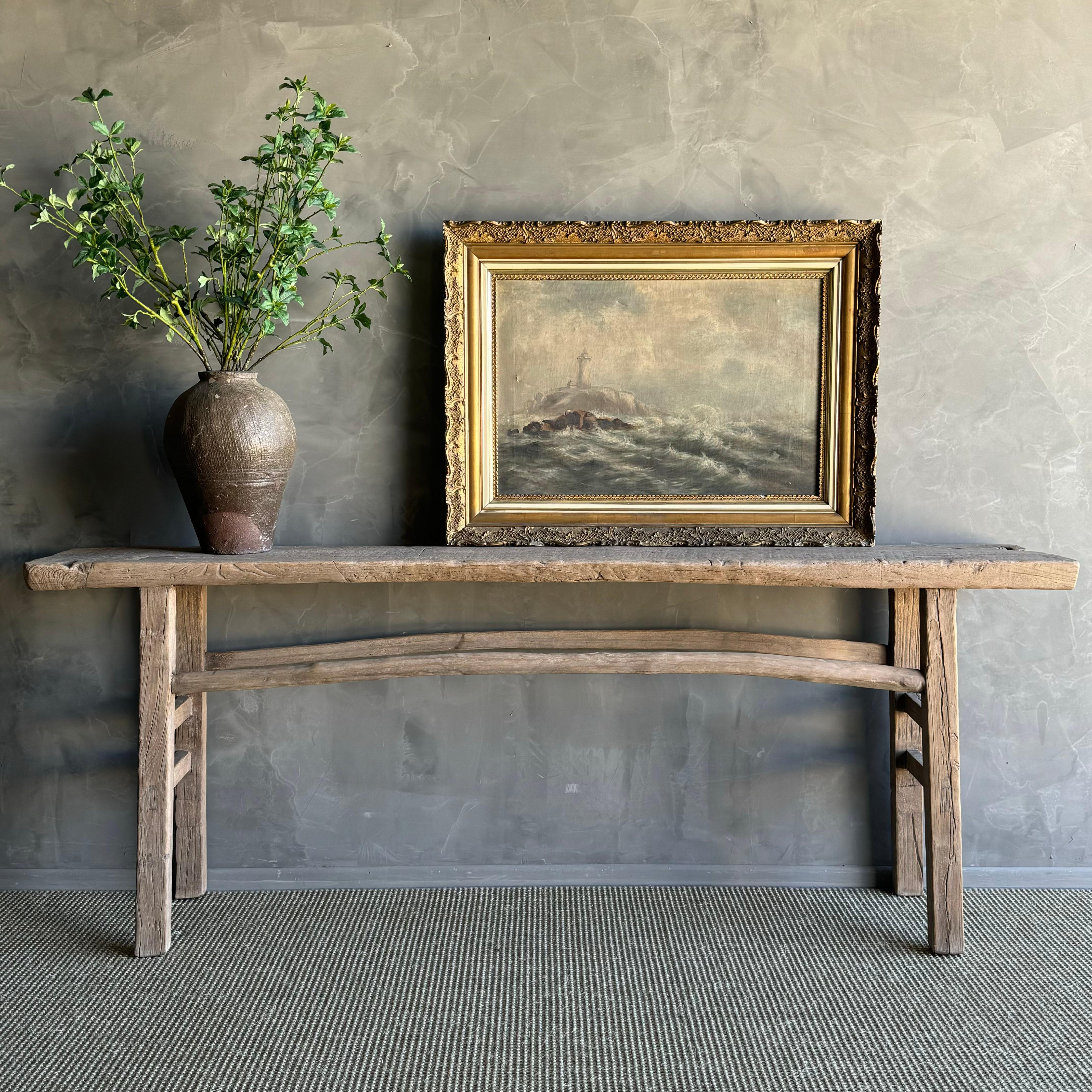 consolle in legno di olmo vintage. Realizzata in autentico legno di olmo, questa consolle vanta una bellissima patina di legno naturale originale che aggiunge carattere e charme a qualsiasi ambiente. Abbracciando l'estetica wabi-sabi, questo pezzo