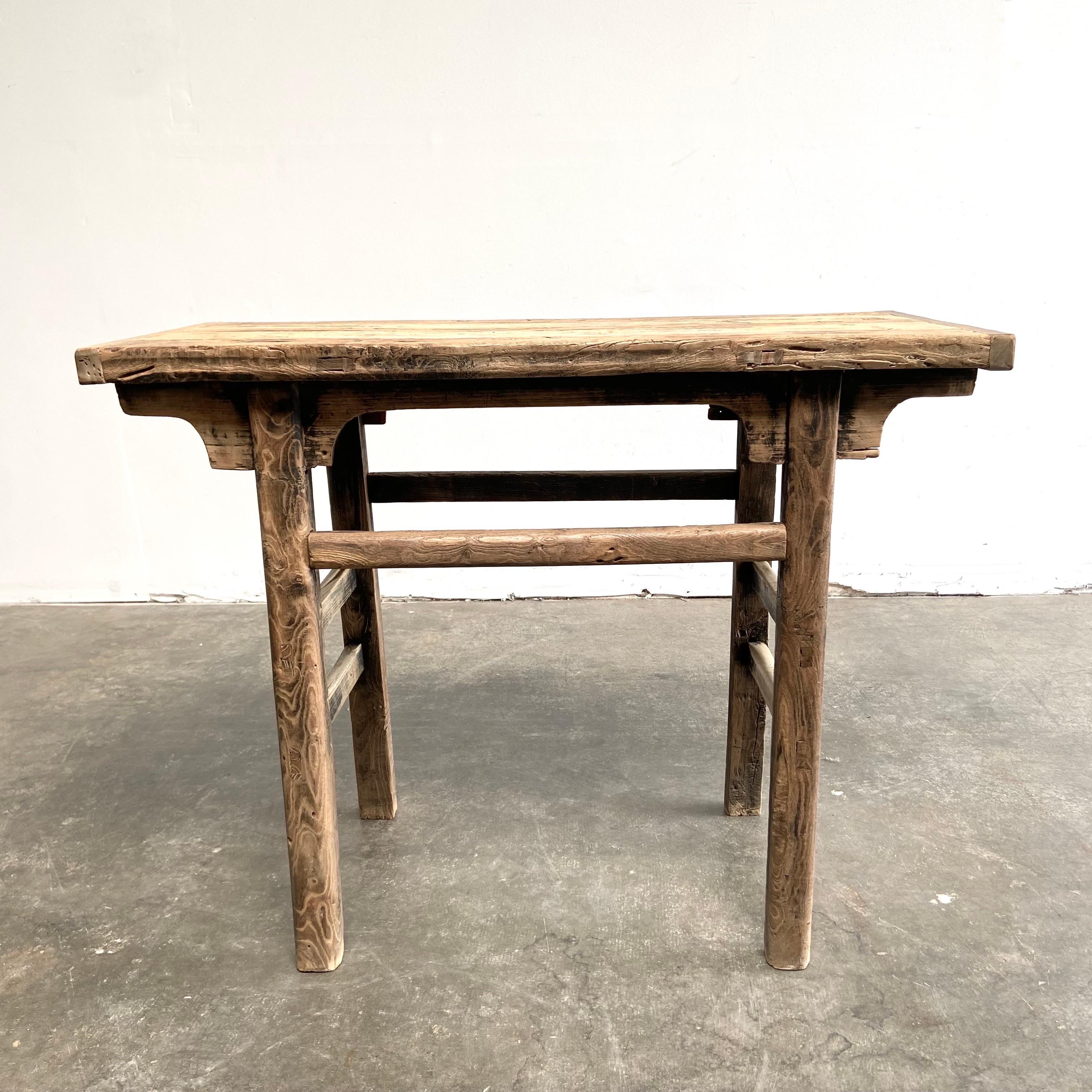 Table console ancienne en bois d'orme fabriquée à partir de bois d'orme récupéré. Belle patine ancienne, avec l'usure du temps et l'âge, ces meubles sont solides et robustes, prêts pour un usage quotidien, à utiliser comme table d'entrée, table de