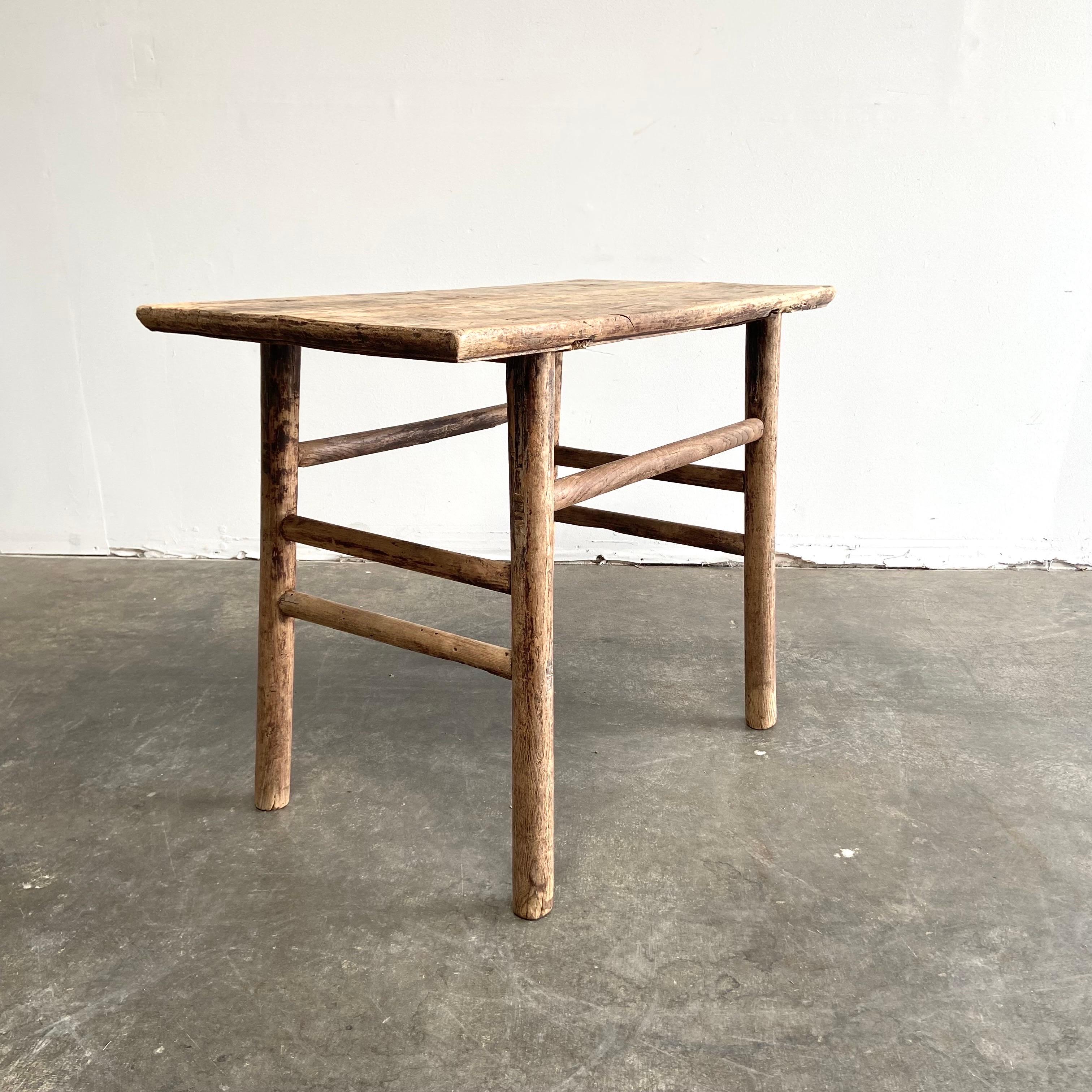 Consolle in legno di olmo antico vintage.
Con una bella patina antica, dovuta agli agenti atmosferici e all'età, questi tavoli sono solidi e robusti, pronti per l'uso quotidiano, come tavolo da ingresso, tavolo da divano o console in sala da