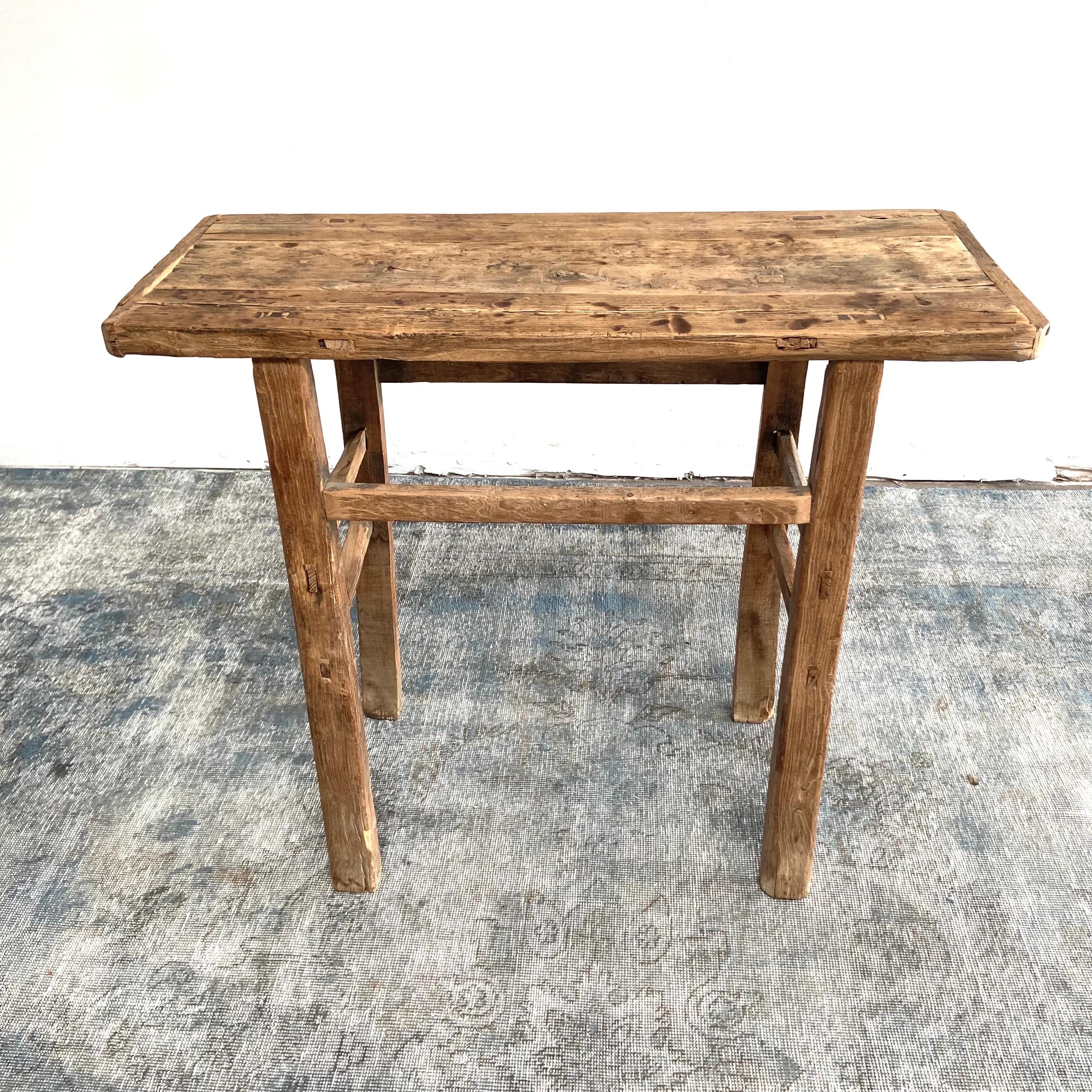 Vieille table console en bois d'orme fabriquée à partir de bois d'orme récupéré Vintage. Belle patine ancienne, avec l'usure du temps et l'âge, ces tables sont solides et robustes, prêtes pour un usage quotidien, comme table d'entrée, table de