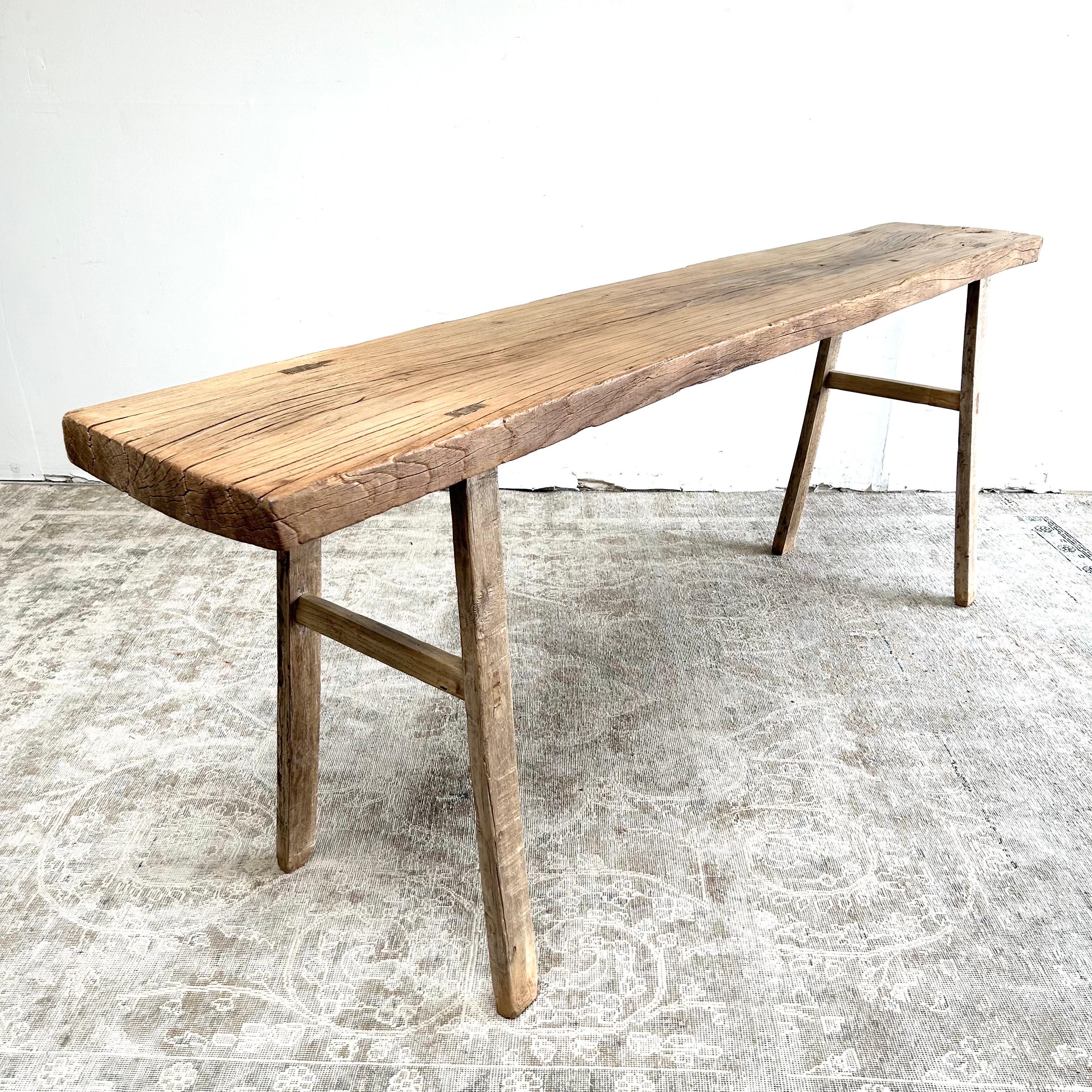 Vieille table console en bois d'orme fabriquée à partir de bois d'orme récupéré Vintage. Belle patine ancienne, avec l'usure du temps et l'âge, ces tables sont solides et robustes, prêtes pour un usage quotidien, comme table d'entrée, table de