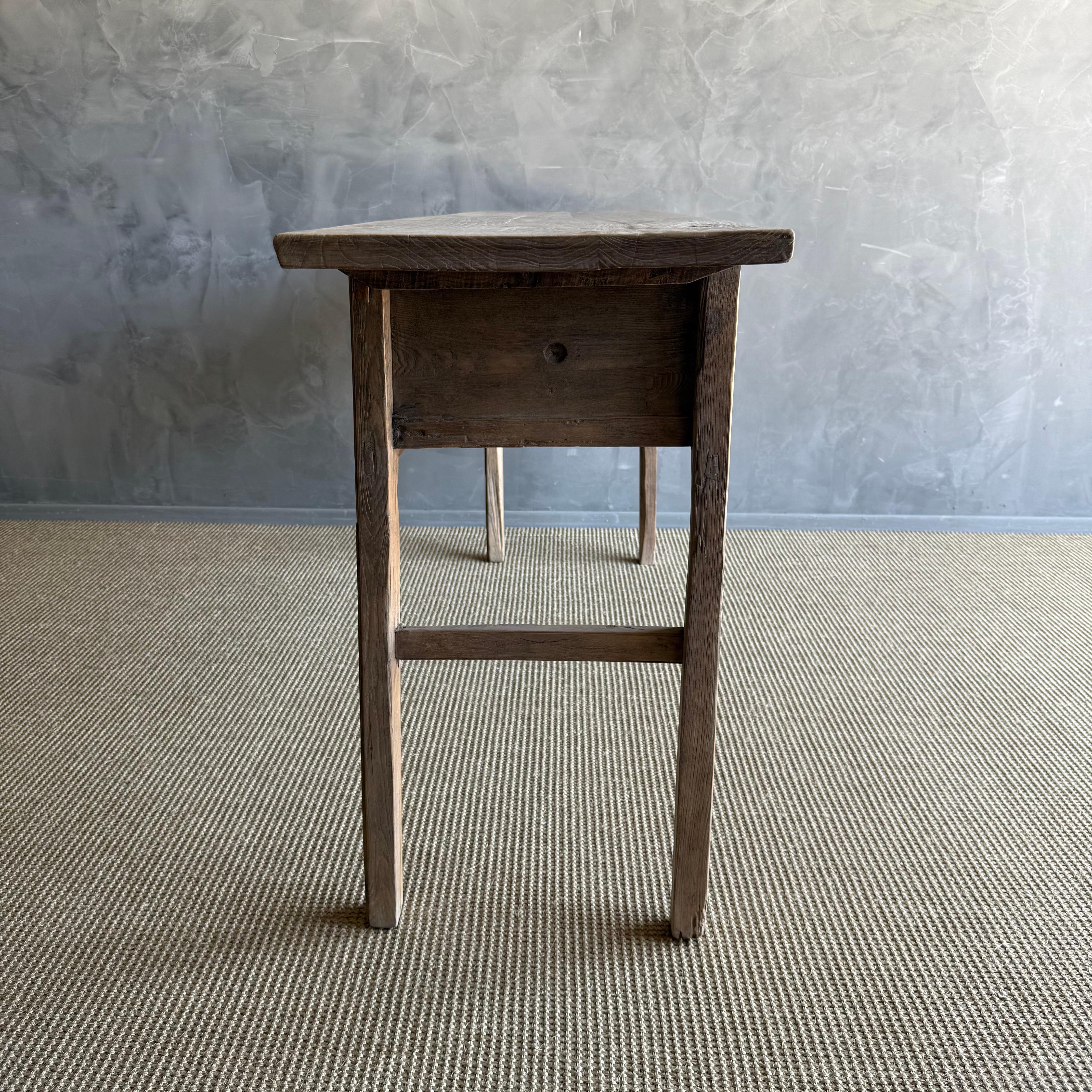 Table console vintage en bois d'orme avec tiroirs 79.5 po. en vente 4