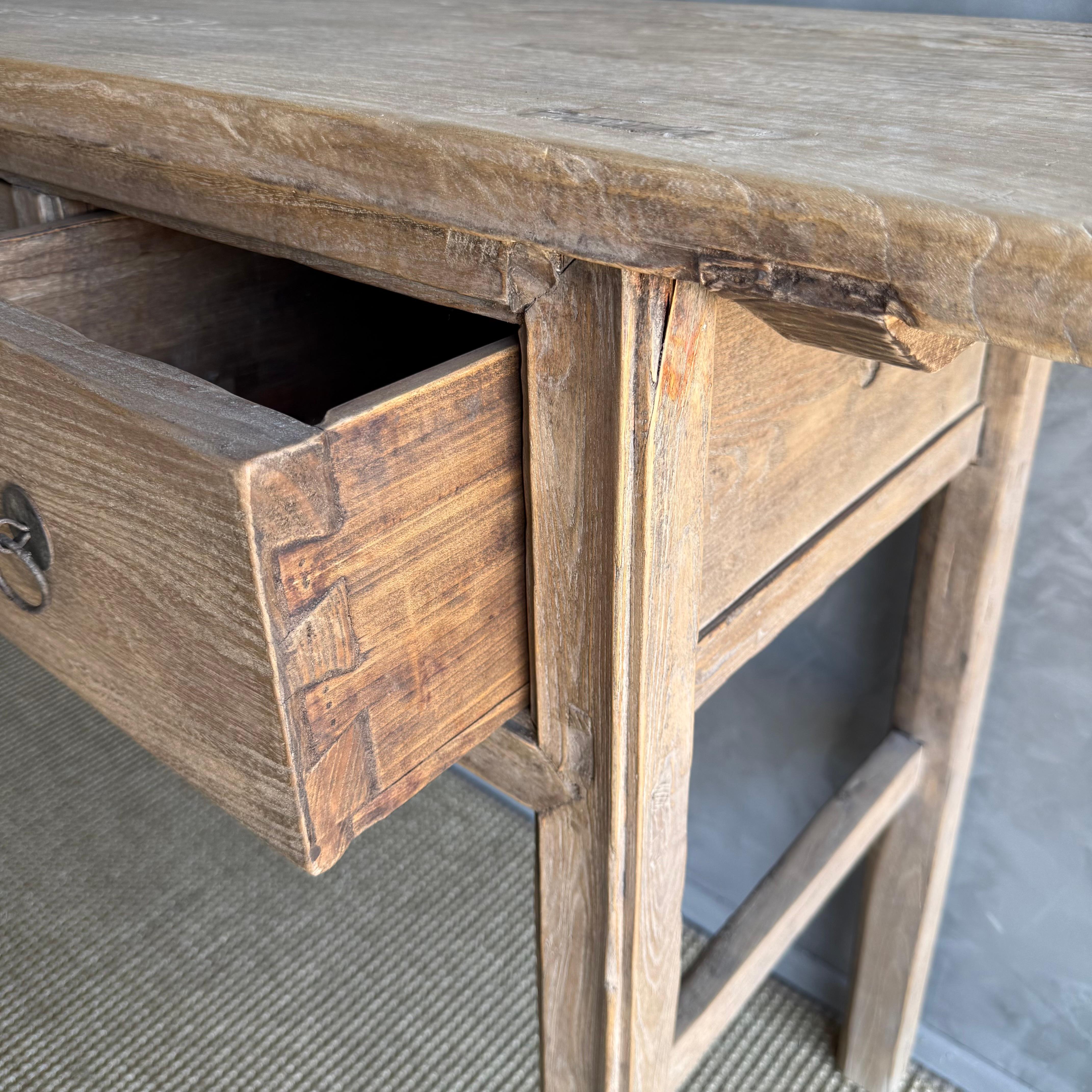 20ième siècle Table console vintage en bois d'orme avec tiroirs 79.5 po. en vente